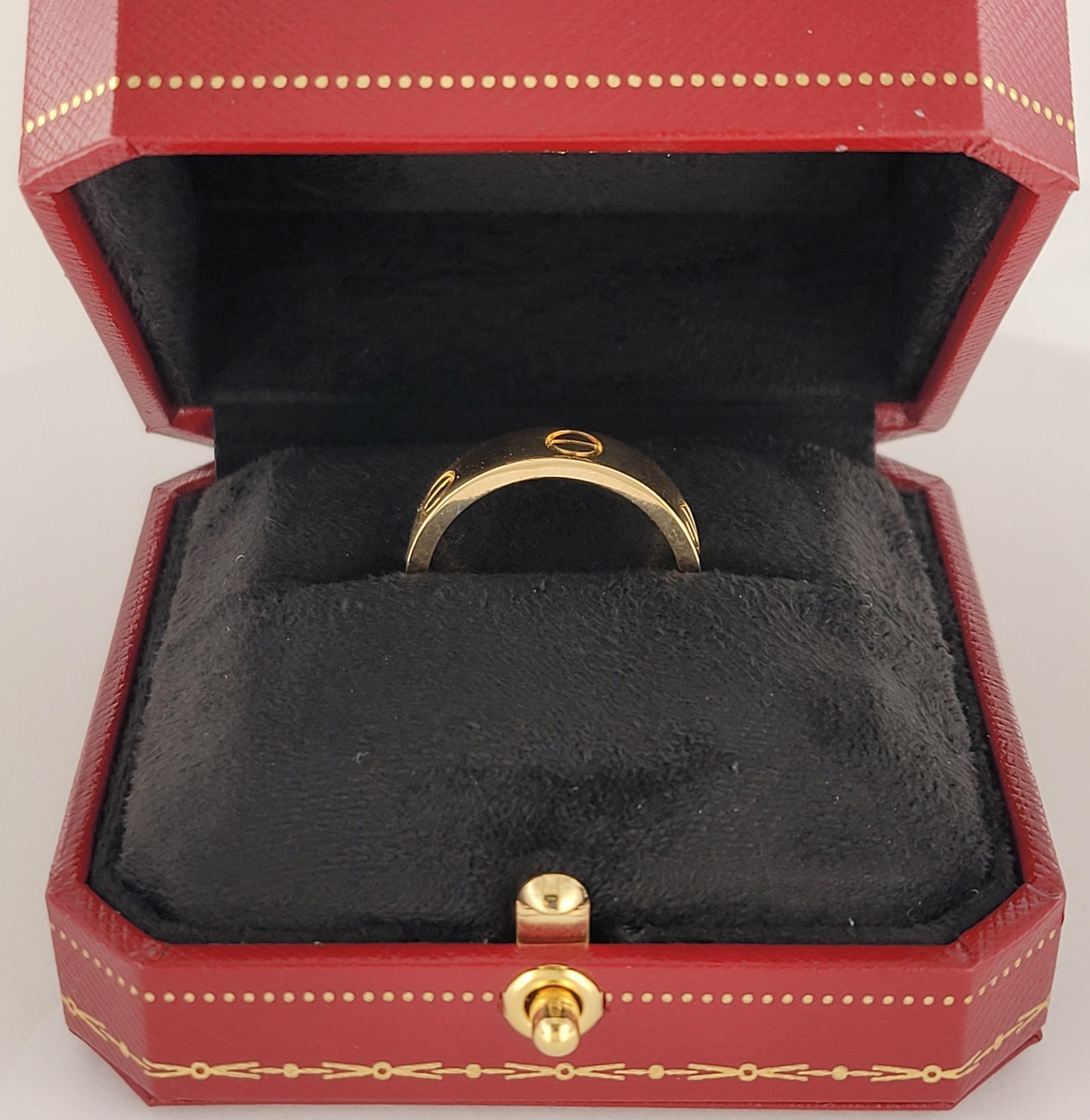 Anello con fascia nuziale Cartier
Materiale Oro giallo 18 carati
Collection'S
Anello misura 10 (US) 62 (EU)
Larghezza anello 6 mm
Spessore dell'anello 2 mm
Peso 11gr
Condizione Menta
Viene fornito con scatola, senza documenti.