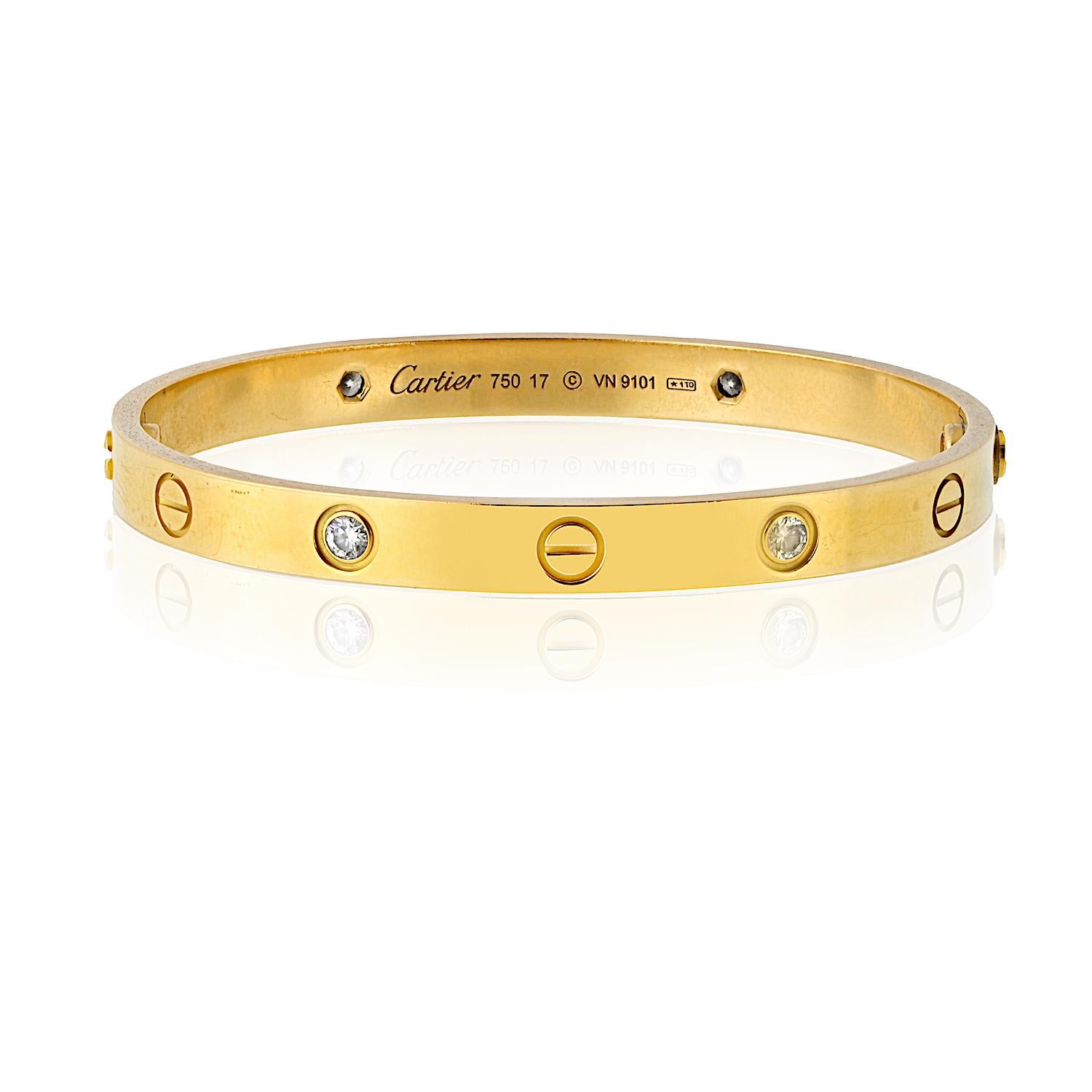 Dieses gebrauchte Cartier Love Armband aus 18k Gelbgold (Größe 17) ist ein luxuriöses und ikonisches Stück mit vier schillernden Diamanten. 

Als Symbol für ewige Liebe und Hingabe verbindet dieses Armband zeitloses Design mit einem Hauch von