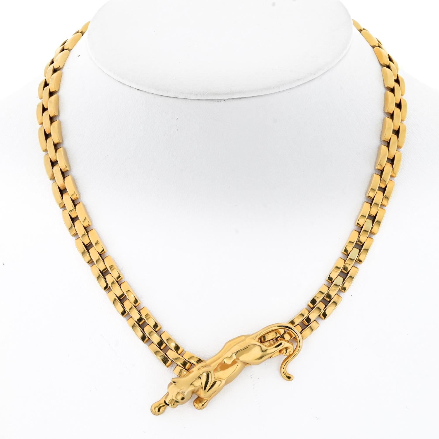 Gönnen Sie sich die fesselnde Anziehungskraft der ikonischen Cartier Panthere mit dieser exquisiten 3-reihigen Panther Maillon-Halskette aus 18 Karat Gelbgold. Das Herzstück dieser opulenten Halskette ist ein Panther in Bewegung, der mit viel Liebe