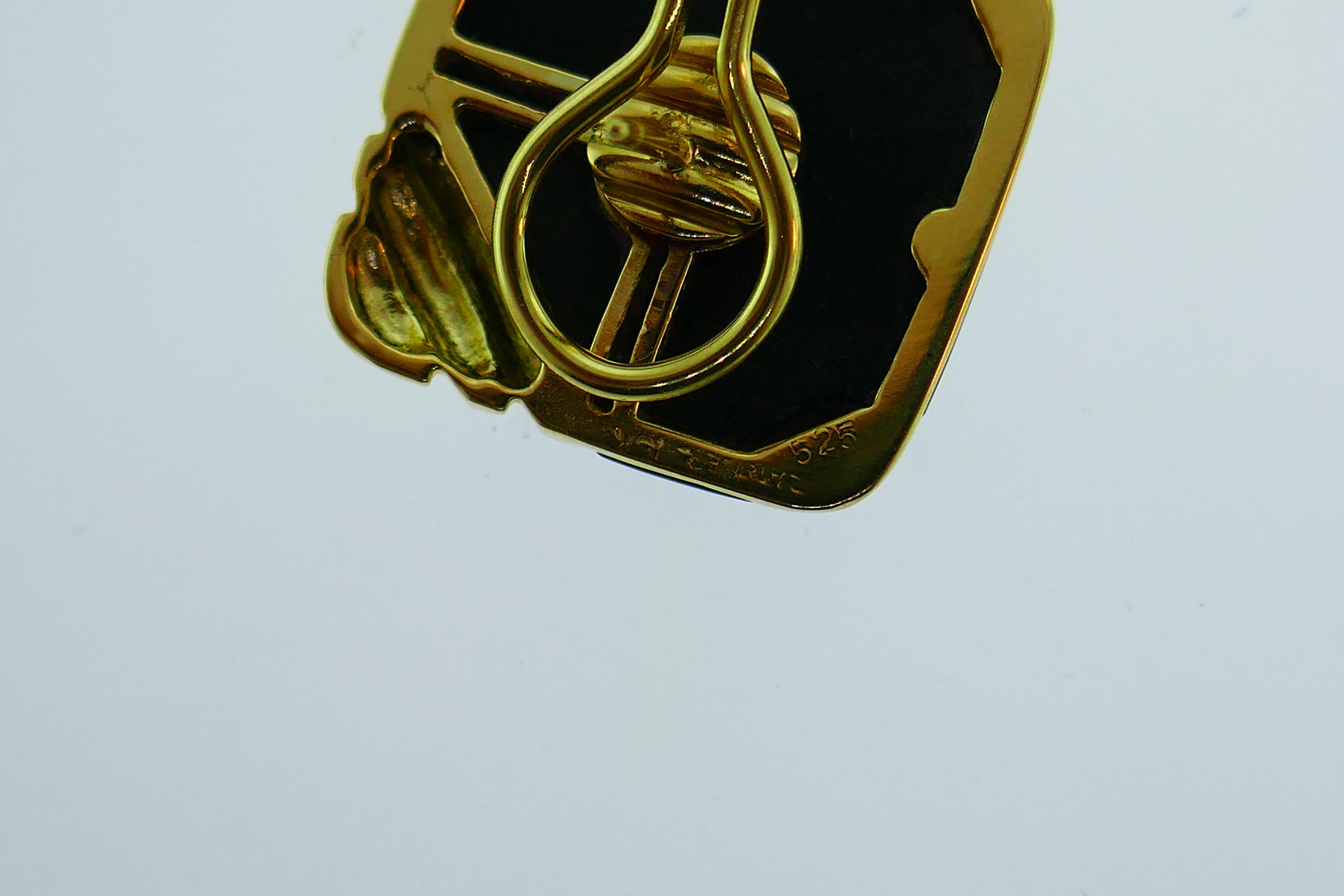 Cartier Retro 18k Yellow Gold & Onyx Clip On Earrings Circa 1940s Rare





Here is your chance to purchase a beautiful and highly collectible designer pair of earrings.  Truly a great piece at a great price! 



Weight: 16.6 grams



Condition: