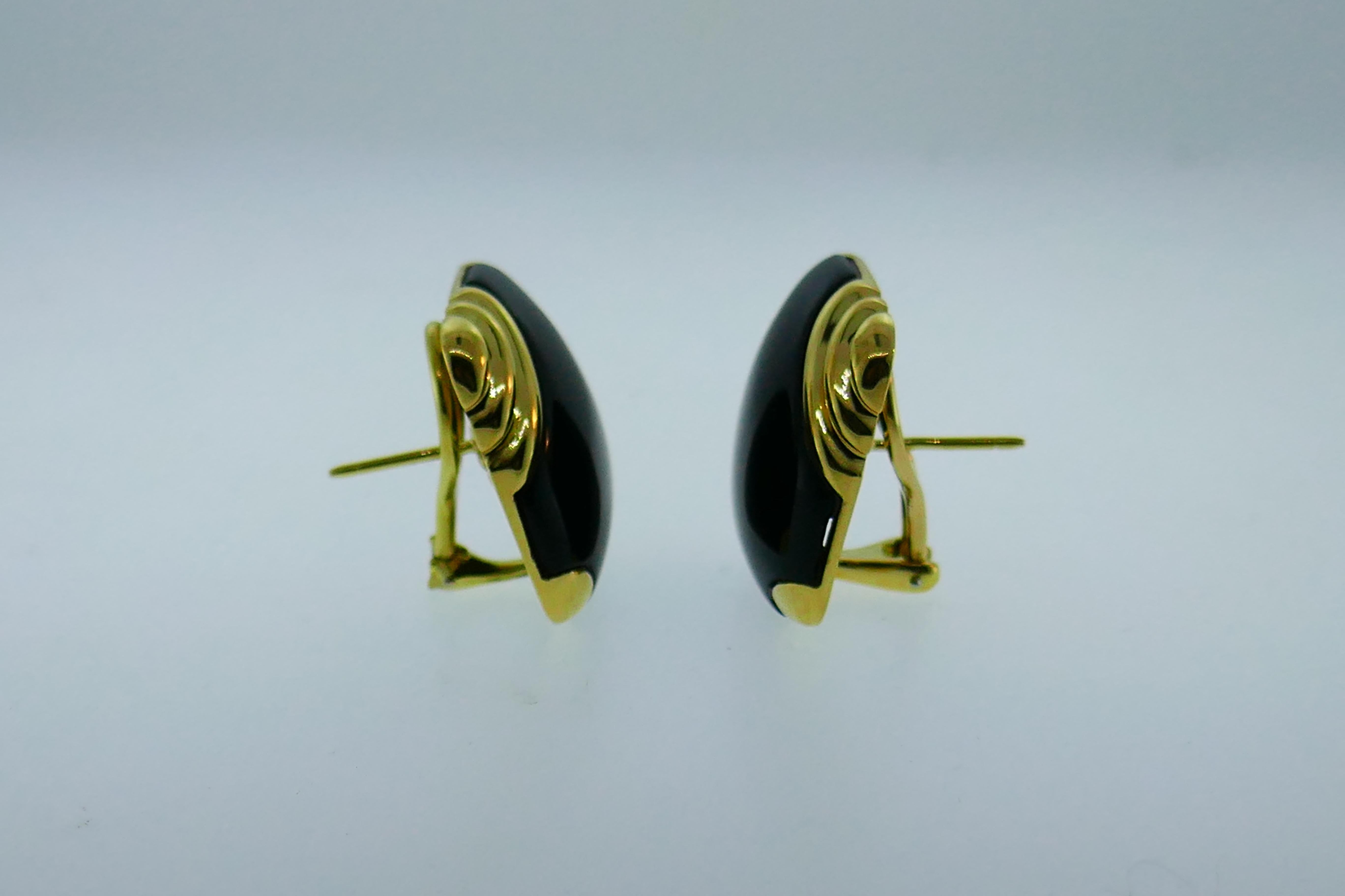 Cartier 18 Karat Yellow Gold and Onyx Clip on Earrings, circa 1940s Retro In Excellent Condition In Beverly Hills, CA