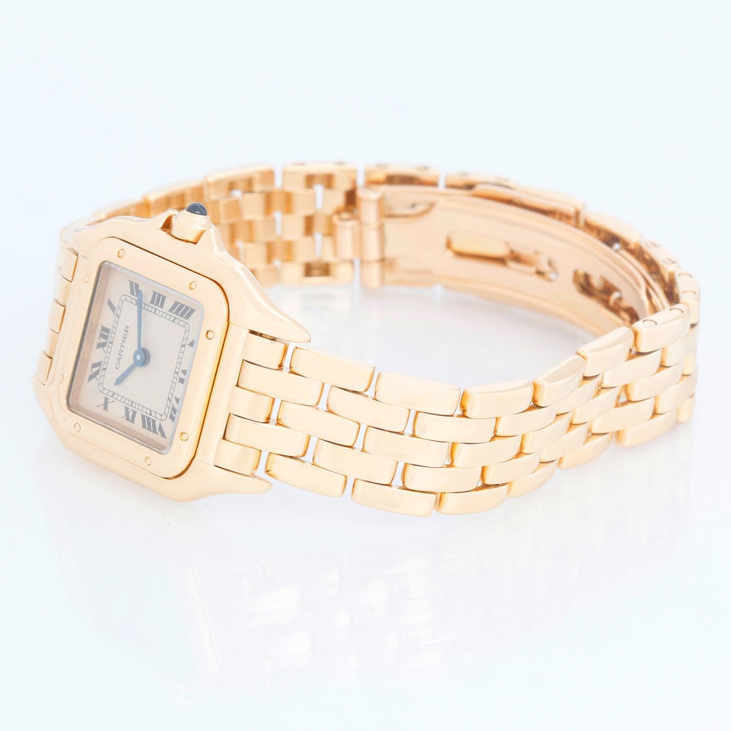 Cartier 18K Gelbgold Panther Damenuhr WF3254B9 1280 - Quarz. 18K Gelbgold mit Diamanten (30 x 21 mm). Elfenbeinfarbenes Zifferblatt mit schwarzen römischen Ziffern. 18K Gelbgold Panthere Armband. Pre-owned benutzerdefinierte Box.