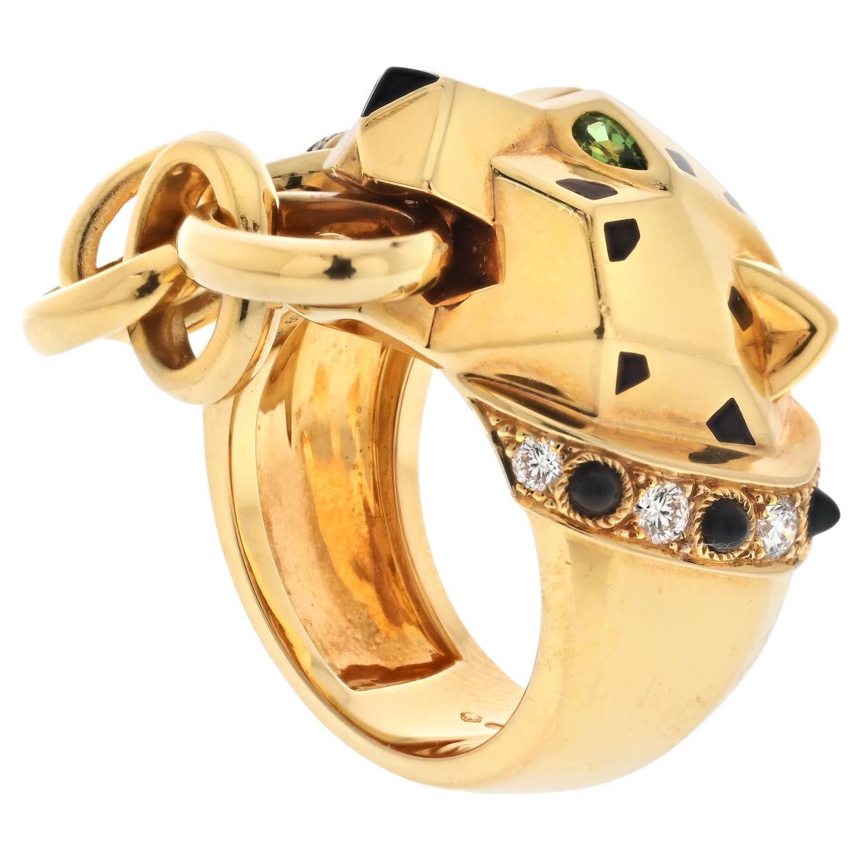 Erhöhen Sie Ihren Stil mit diesem exquisiten Stück hochwertigen Luxusschmucks von Cartier. Dieses sorgfältig aus 18-karätigem Gelbgold gefertigte Meisterwerk zeigt ein atemberaubendes Pantherkopf-Motiv, das mit kostbaren Details verziert ist.

Der