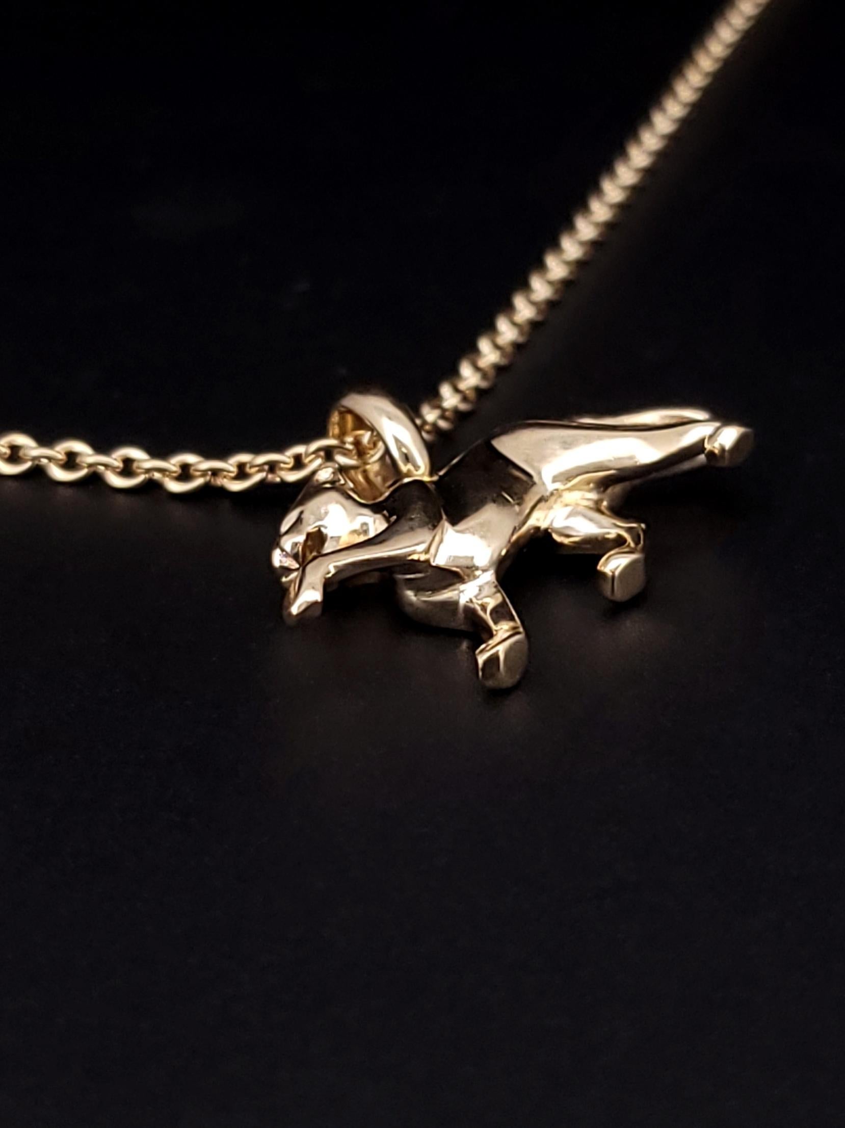 The panther, the symbolic animal of Cartier, made its first appearance in the Maison's collections in 1914. Louis Cartier was the first to tame the mythic animal, and his colleague Jeanne Toussaint turned it into a legend. The panther can be fierce,