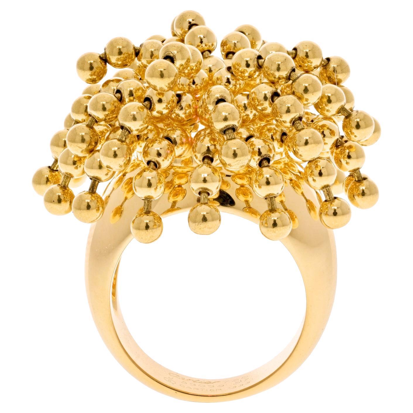Cartier Bague perle articulée Paris Nouvelle Vague en or jaune 18 carats.

Absolument adorable et tellement amusant, cet accessoire de base de Cartier est un must dans la boîte à bijoux de toutes les accros de Cartier.  Constituée d'un amas de