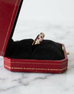 Anello Cartier con pavé di diamanti e rubini in oro giallo 18 carati