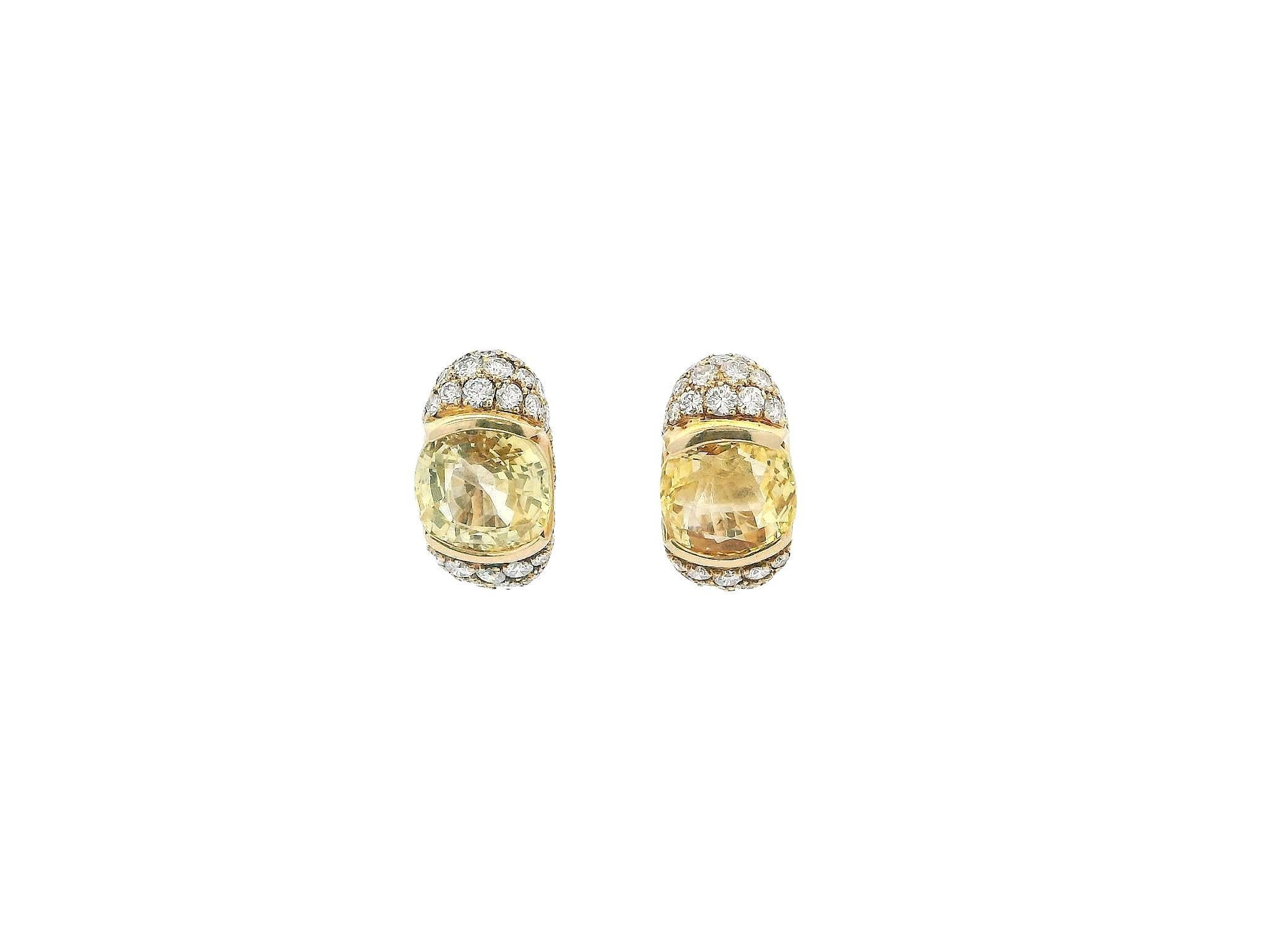 Ces superbes boucles d'oreilles Cartier, fabriquées vers 1970 en France, présentent une combinaison frappante de saphirs jaunes vibrants et de diamants blancs brillants. Les saphirs jaunes, d'un poids total de 8,0 carats, émettent une lumière chaude