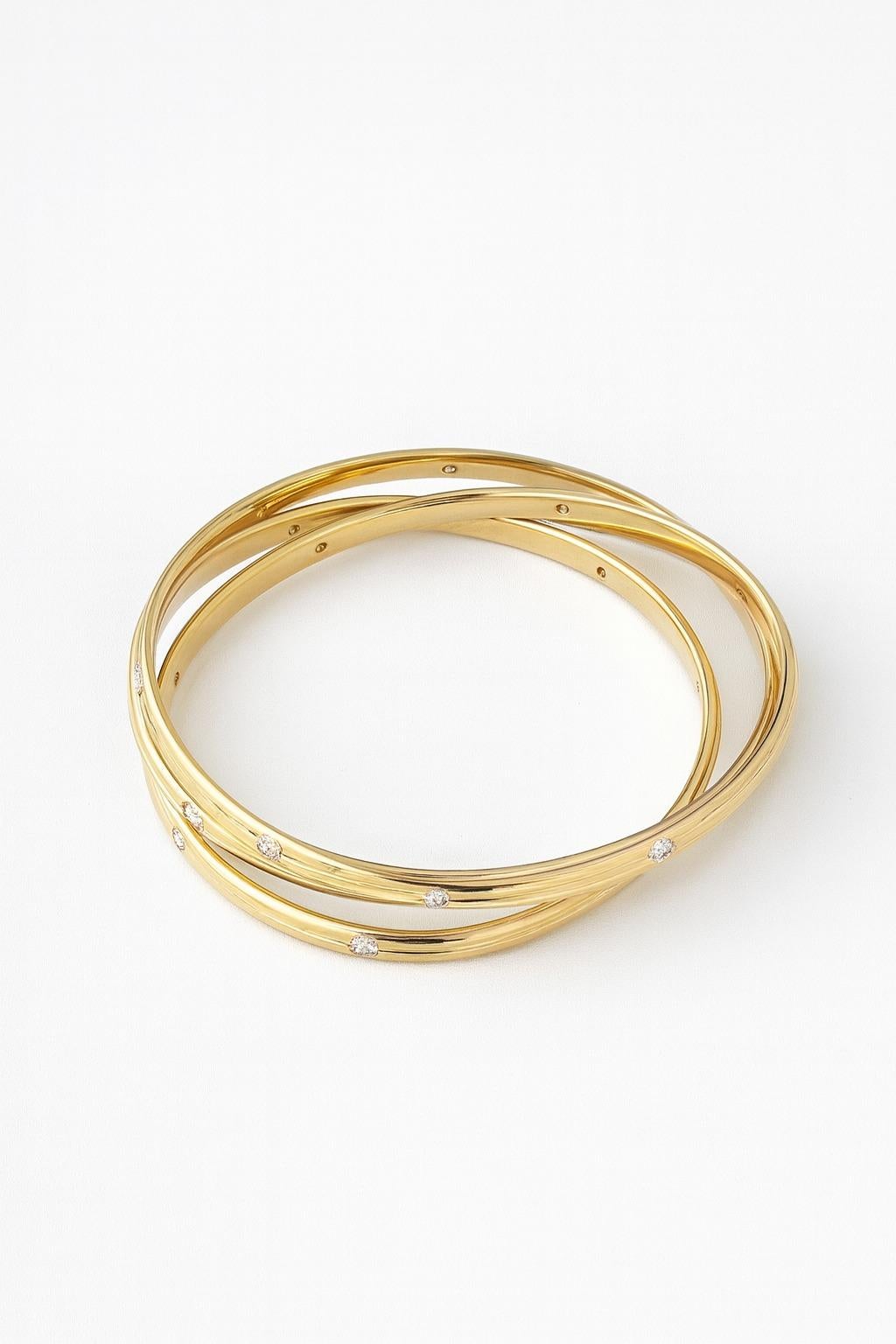 Cartier Oro Amarillo 18K Pulsera Constelación Trino Diamante Redondo

Una llamativa pulsera Cartier Constellation Trinity de oro amarillo de 18 quilates engastada con brillantes diamantes. Este diseño icónico presenta tres bandas entrelazadas que