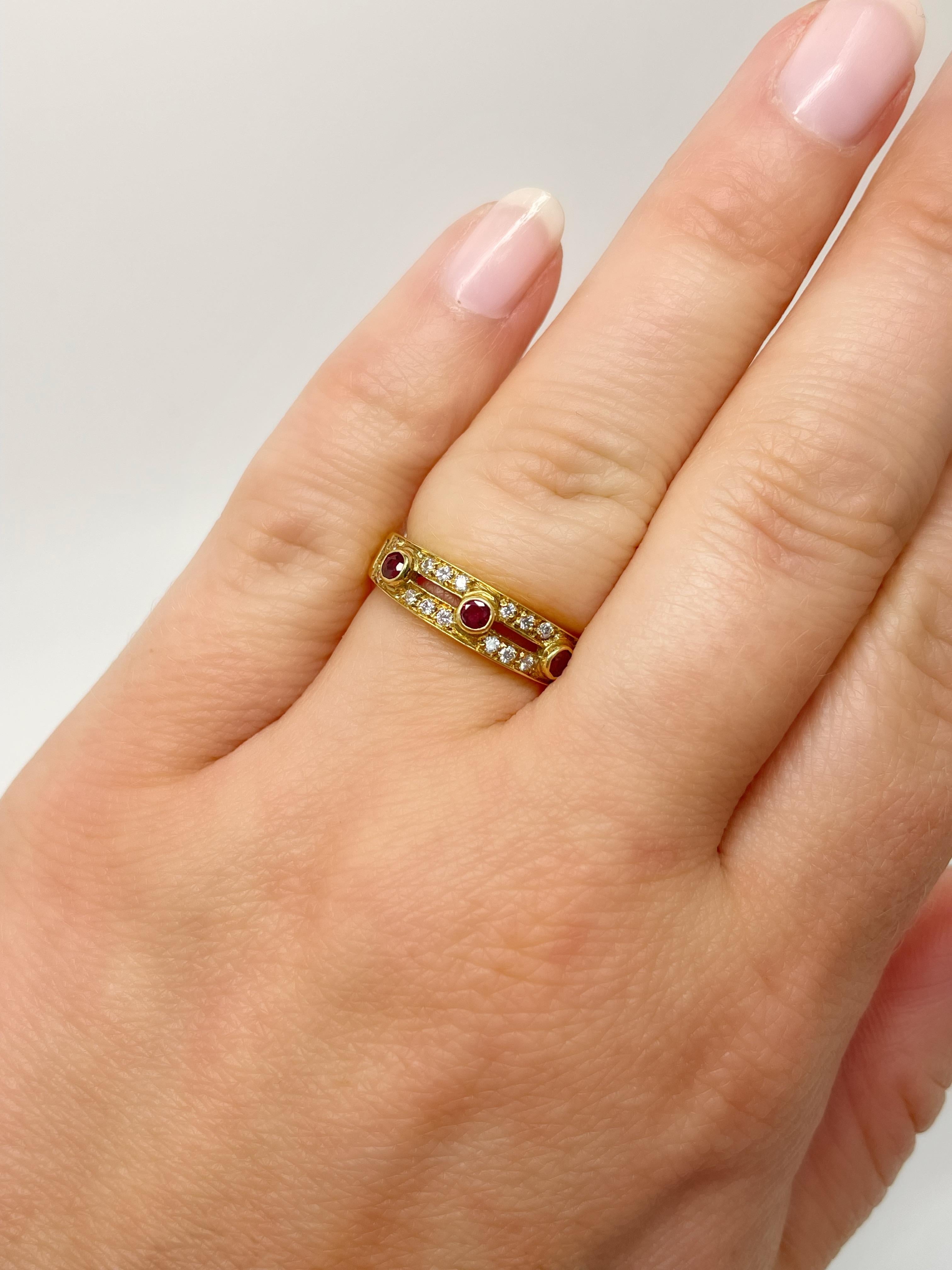 Cartier Ring aus 18 Karat Gelbgold, Rubin und Diamanten im Zustand „Gut“ im Angebot in Chicago, IL
