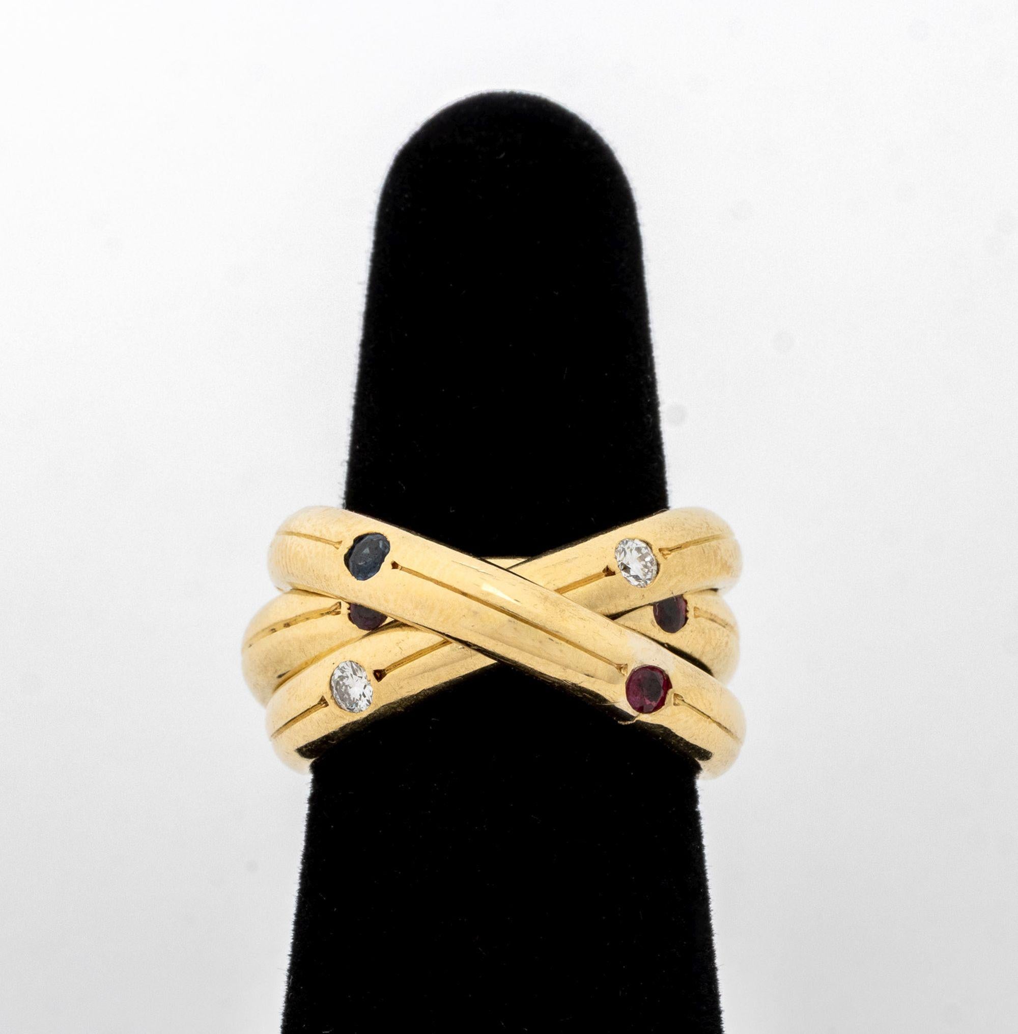 Bague trinitaire en or jaune 18 carats rubis diamant, composée de trois anneaux en or jaune ornés de dix rubis ronds à facettes en serti clos pesant un total d'environ 0,80 carat, également ornés de cinq diamants ronds de taille brillant en serti