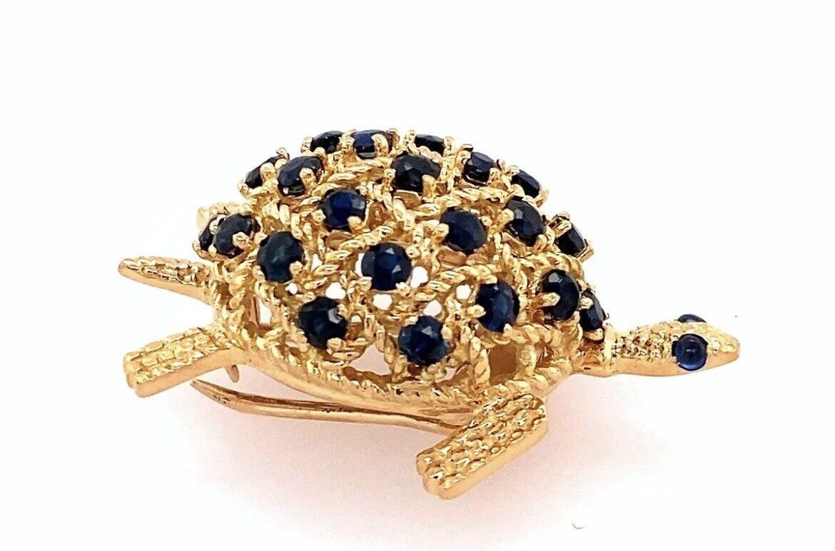 Cartier, broche rétro à clip tortue en or jaune 18 carats et saphirs, années 1950 Unisexe en vente