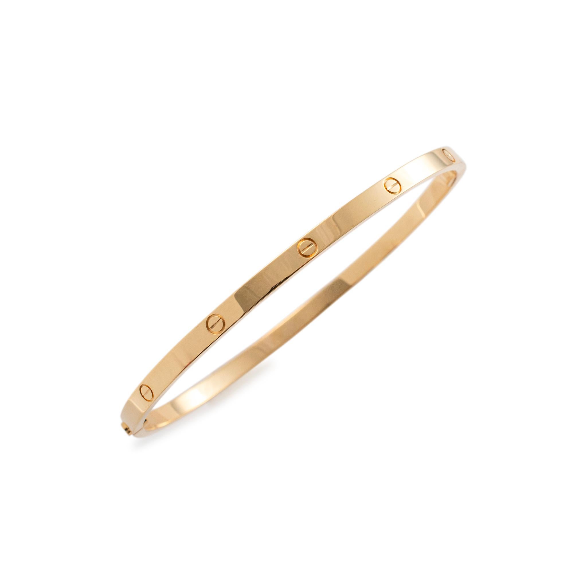 Marke: Cartier 

Geschlecht: Damen

Metall Typ: 18K Gelbgold 

Cartier Größe: 20

Länge: 7,00 Zoll 

Breite: 3,65 mm

Gewicht: 22,60 Gramm

Armspange aus 18 Karat Gelbgold. Das Metall wurde getestet und es wurde festgestellt, dass es sich um 18