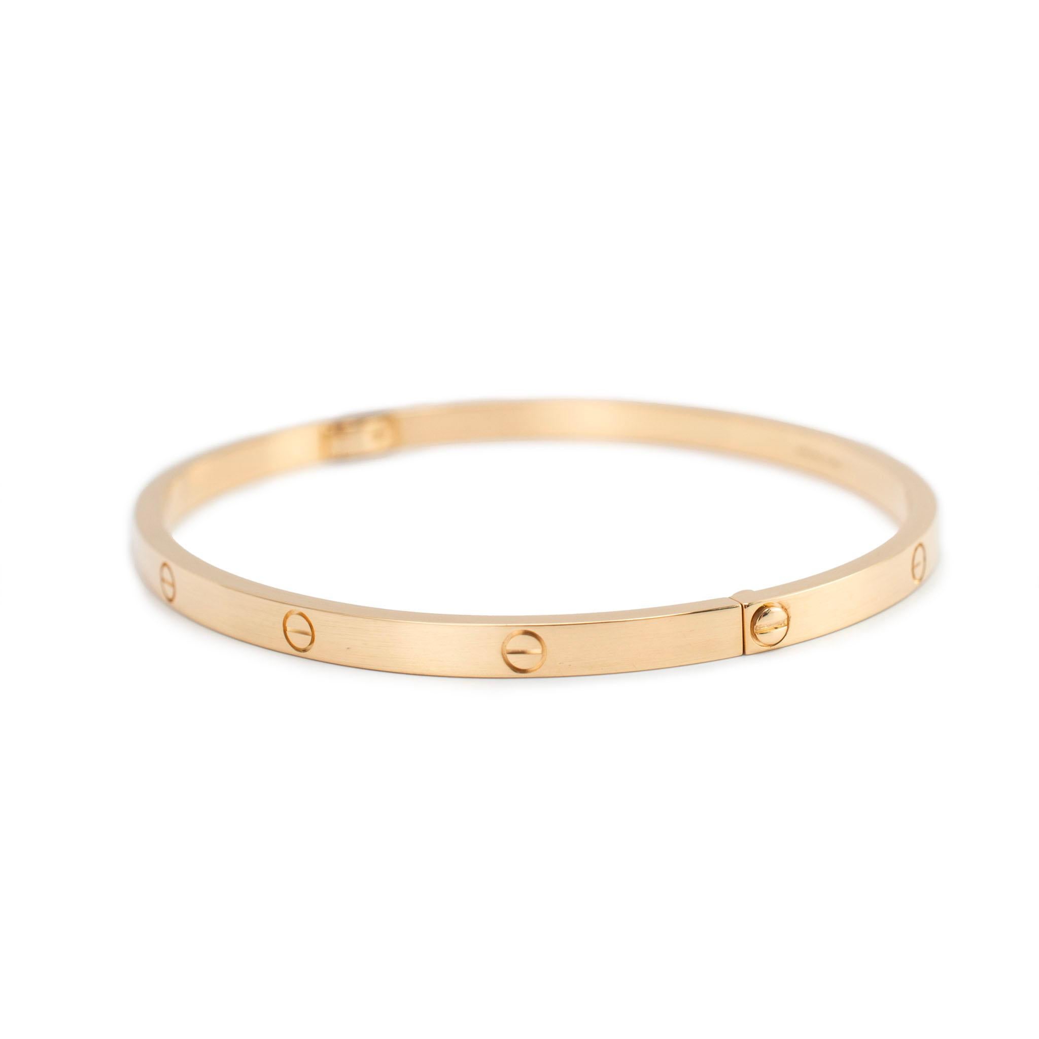 Marke: Cartier

Metall Typ: 18K Gelbgold

Länge: 7,00 Zoll

Breite: 3,65 mm

Gewicht: 21,42 Gramm

Ein poliertes Armreifarmband aus 18 Karat Gelbgold. Das Metall wurde getestet und es wurde festgestellt, dass es sich um 18 Karat Gelbgold handelt.