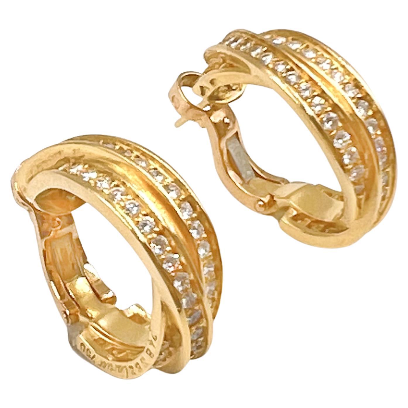 Cartier 18k Gelbgold Diamanten 'Trinity' Reif Ohrringe. Dreiviertel-Reifen-Design mit einer Dreier-Reihe runder Diamanten im Brillantschliff mit einem Gesamtgewicht von 1,23 Karat (Farbe G-H, Reinheit VVS-VS).  Durchbrochene Pfosten mit