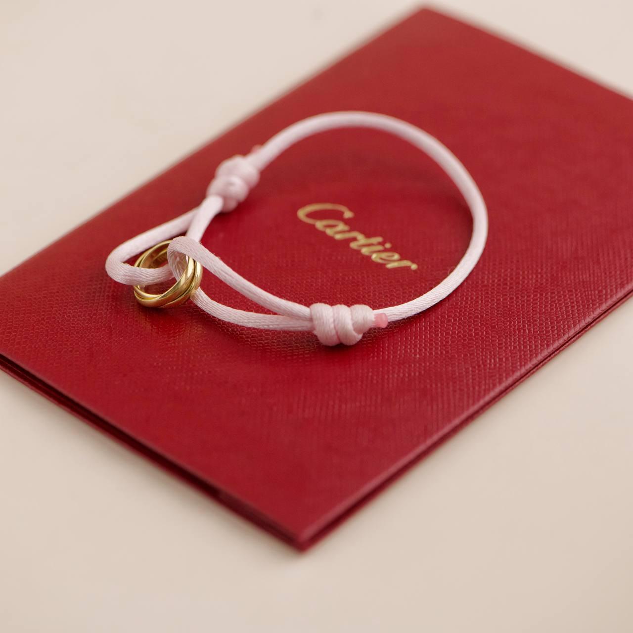 Cartier Bracelet Trinity en or jaune 18 carats et cordon de soie rose Excellent état à Banbury, GB