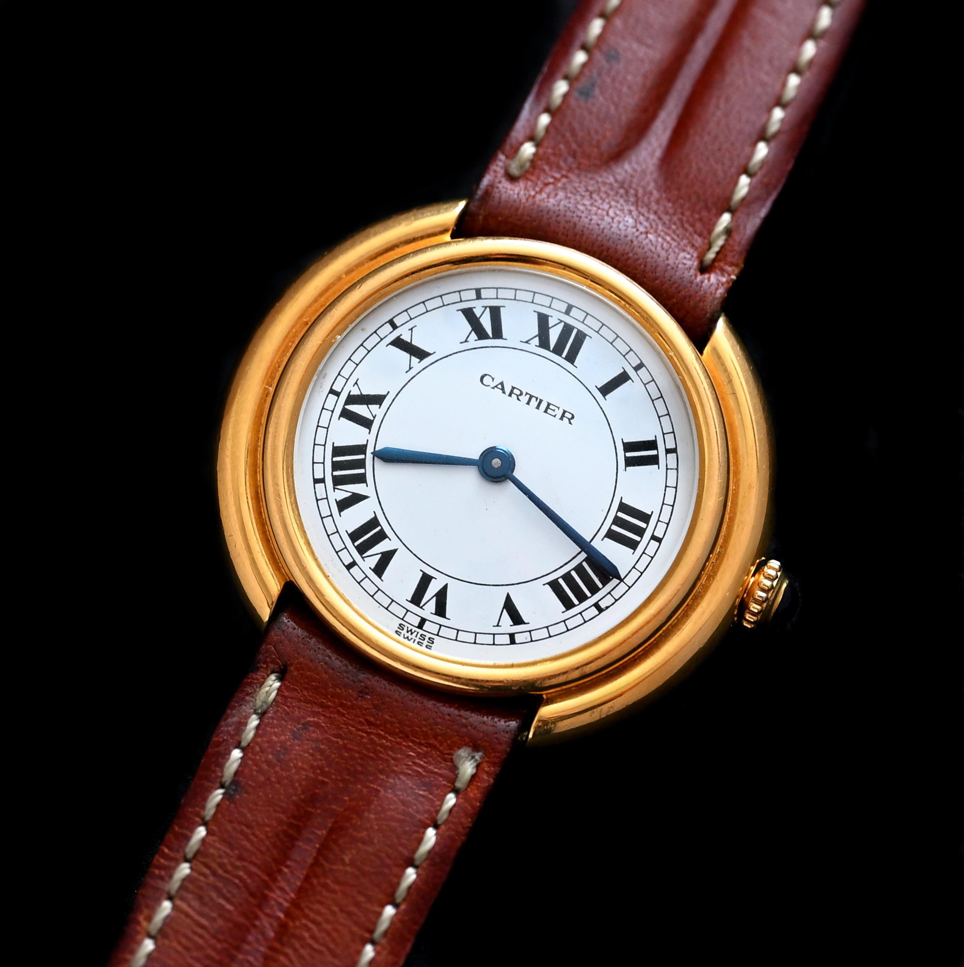 Marke: Cartier
Modell: Vendome 78090
Jahr: 1970-1980er Jahre
Seriennummer: 78090xxxx

Referenz: C04525

Fall: Zeigen Zeichen der Abnutzung mit 18K Gelbgold Fall in der Größe 33mm mit Krone; Das Modell und die Seriennummer ist auf dem Gehäuseboden