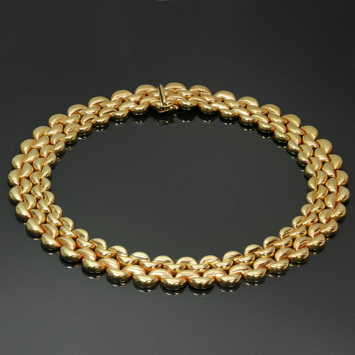 Ce fabuleux collier vintage authentique de Cartier présente 4 rangées de maillons géométriques en or jaune 18 carats. Fabriqué en France dans les années 1990. Dimensions : 0,78