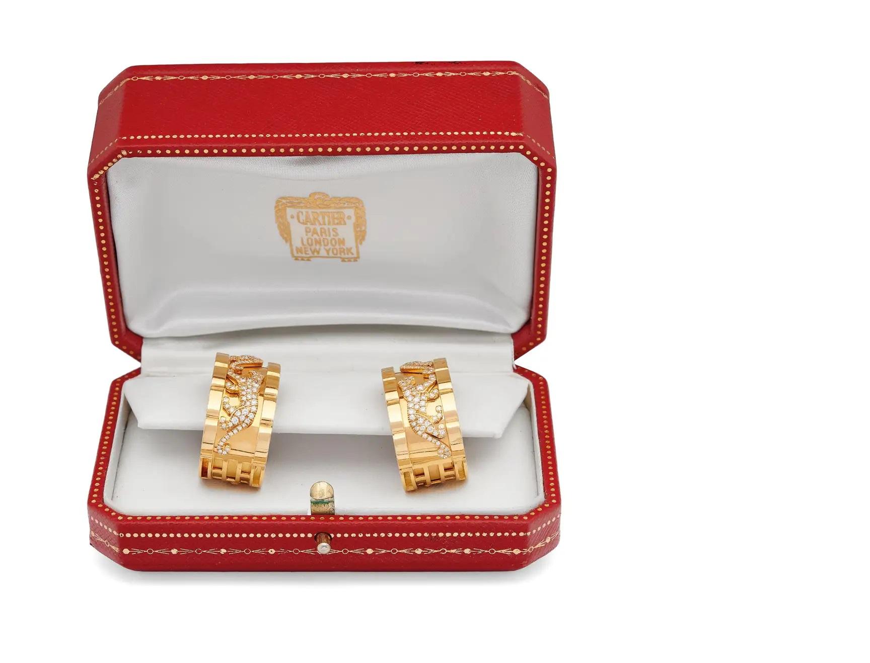 Moderne Boucles d'oreilles clips en or jaune 18 cartier avec panthère marchante et diamants en vente