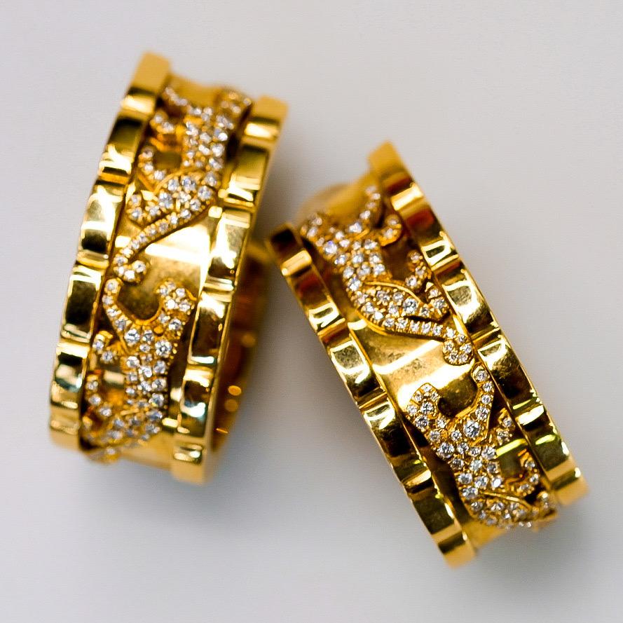 Taille ronde Boucles d'oreilles clips en or jaune 18 cartier avec panthère marchante et diamants en vente