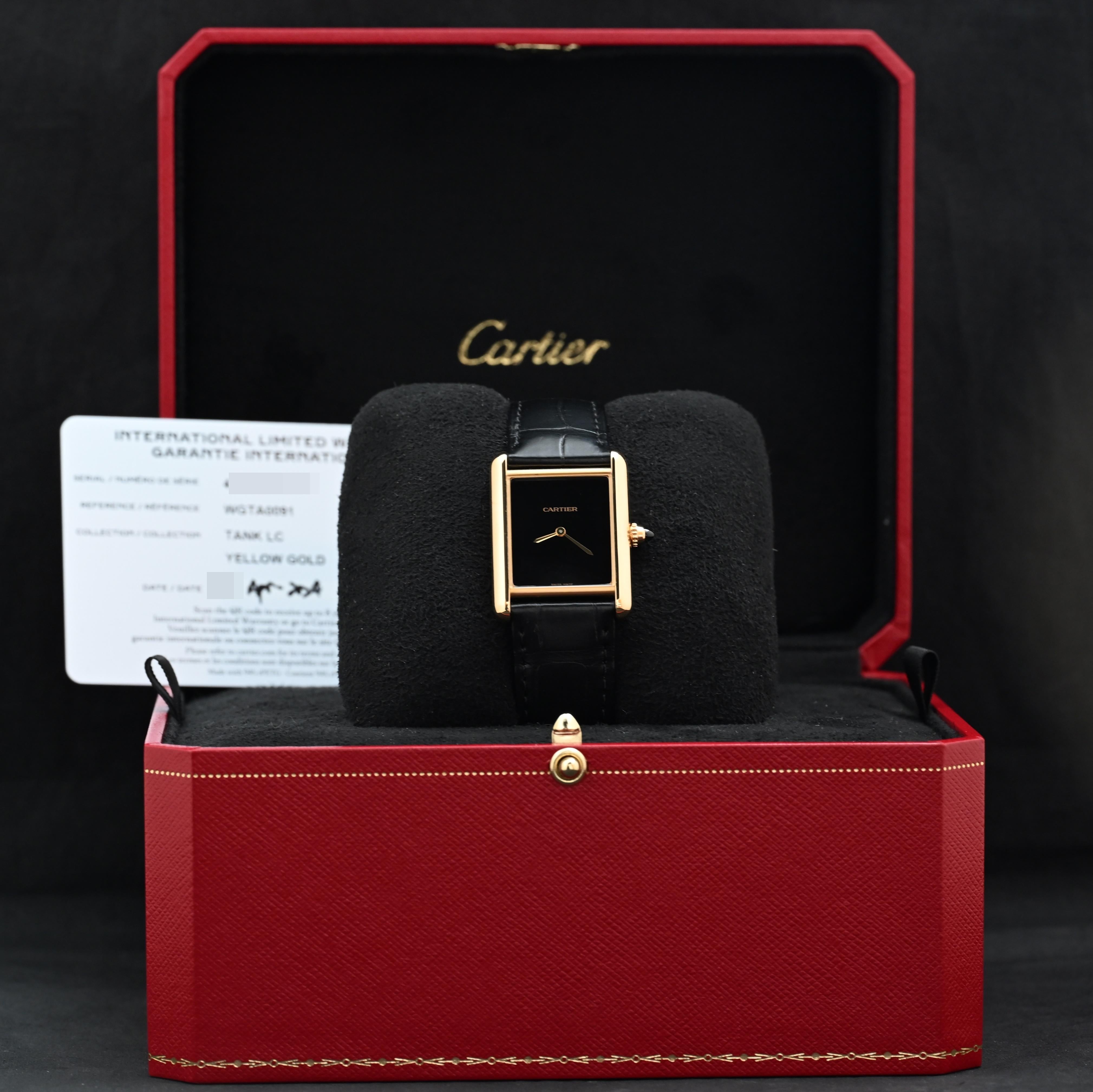 Marke: Cartier
Modell: Tank Louis WGTA0091
Jahr: April 2024
Seriennummer: 4369xxxxxxxx

Referenz: OT2168

Fall: Zeigen Anzeichen von Verschleiß mit dem 18K Gelbgold Gehäuse in der Größe 25,5 x 33,7 mm ohne Krone; Cartier Seriennummern auf dem