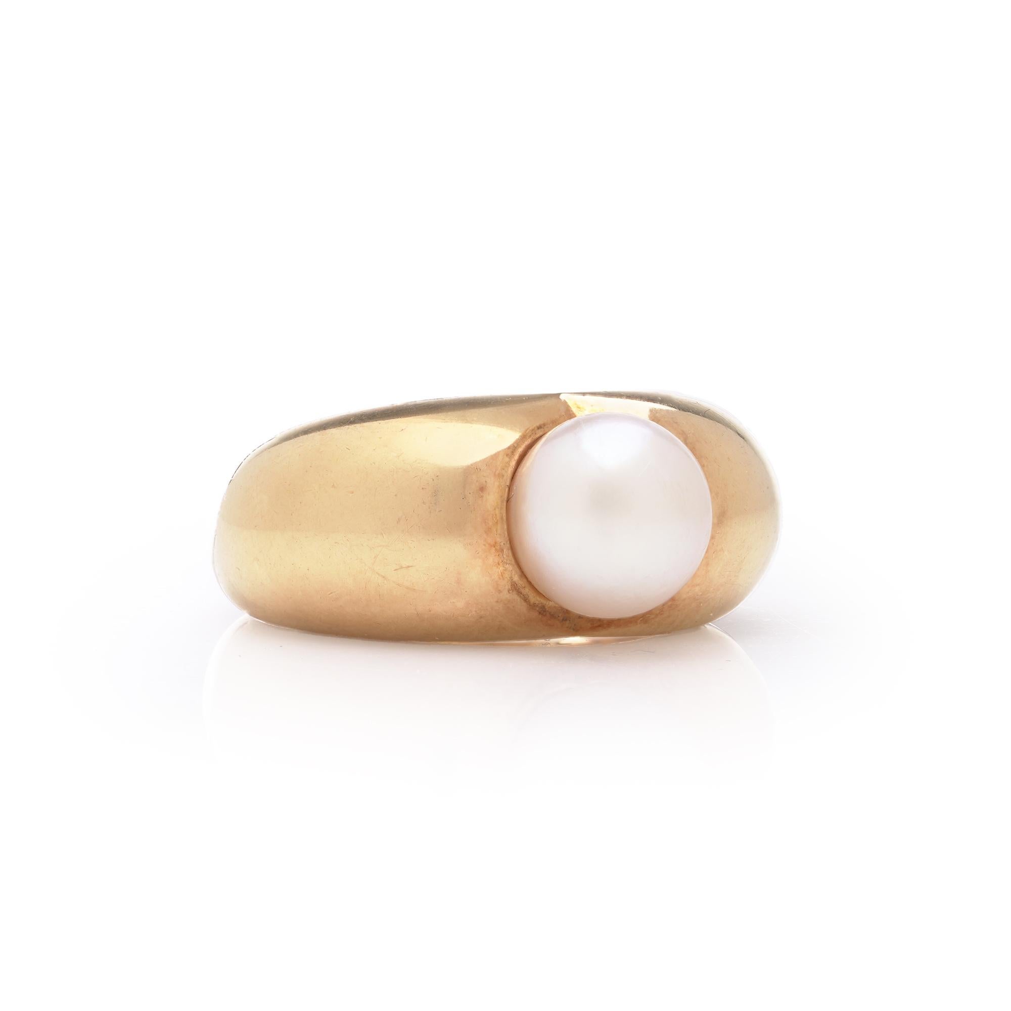 Anello con perle a forma di cuore in oro 18kt di Cartier - CIRCA ANNI 70

Un bellissimo anello vintage Cartier in oro giallo 18 carati, con un design unico a forma di cuore e una singola perla coltivata rotonda di circa 8 mm di diametro. L'anello