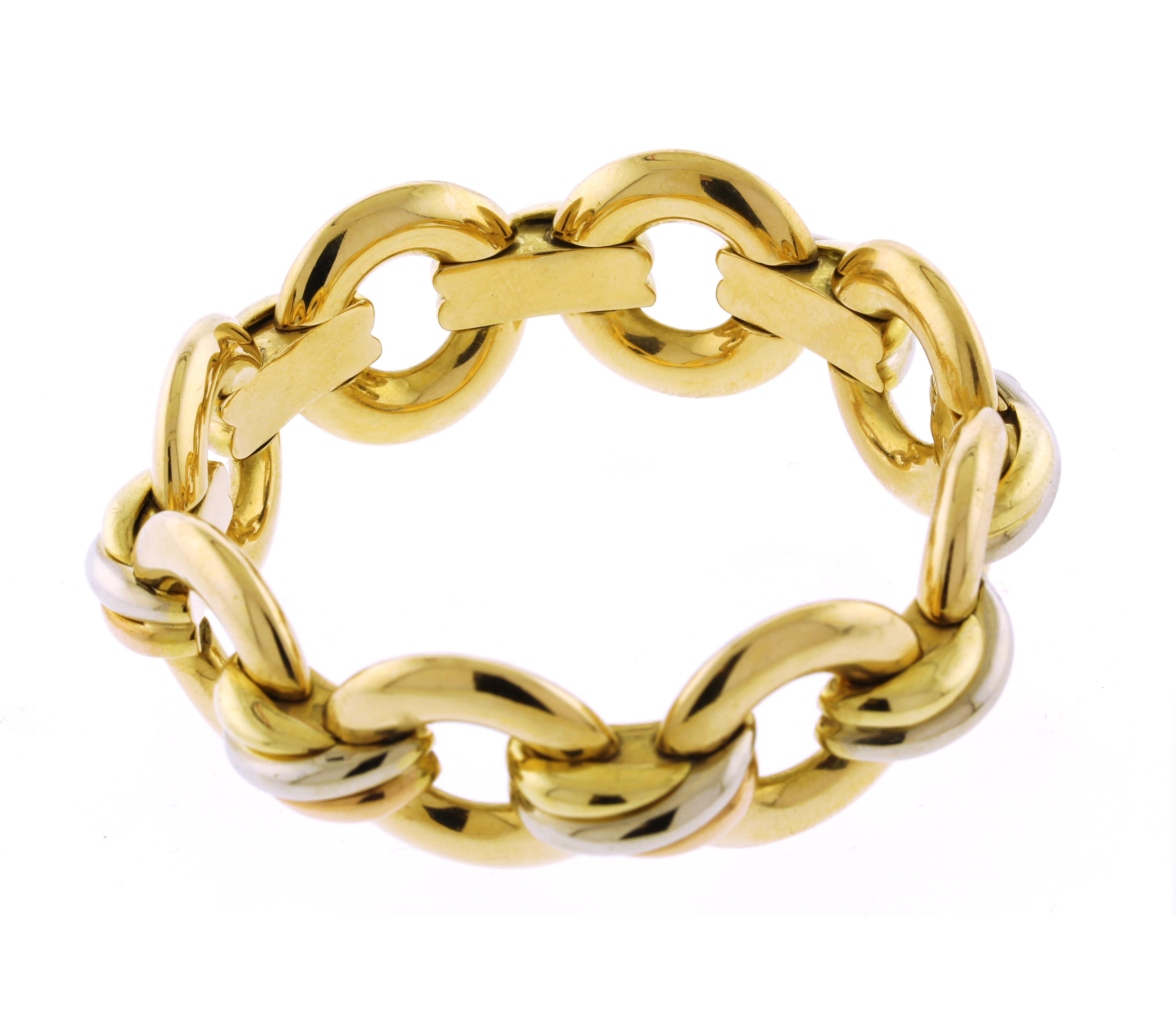 La collection Trinity a été présentée pour la première fois en 1924 et se distingue par ses trois bracelets entrelacés, chacun fabriqué dans une couleur d'or différente : l'or jaune représentant la fidélité, l'or rose l'amour et l'or blanc l'amitié.