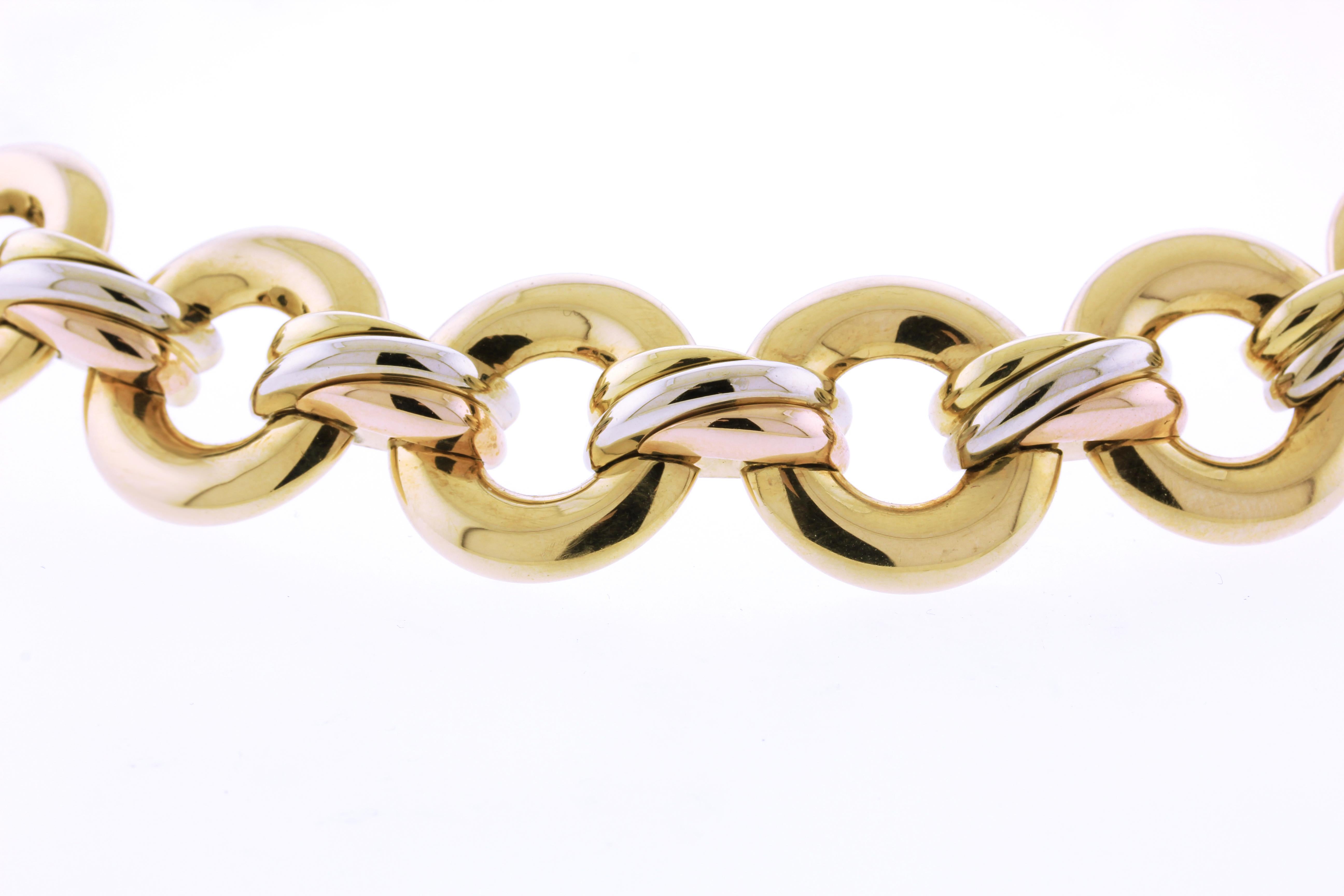 Die Cartier Trinity Halskette ist ein klassisches und ikonisches Schmuckstück, das von der renommierten französischen Luxusschmuckmarke Cartier entworfen wurde. Die Trinity-Kollektion wurde erstmals 1924 vorgestellt und zeichnet sich durch ihre drei