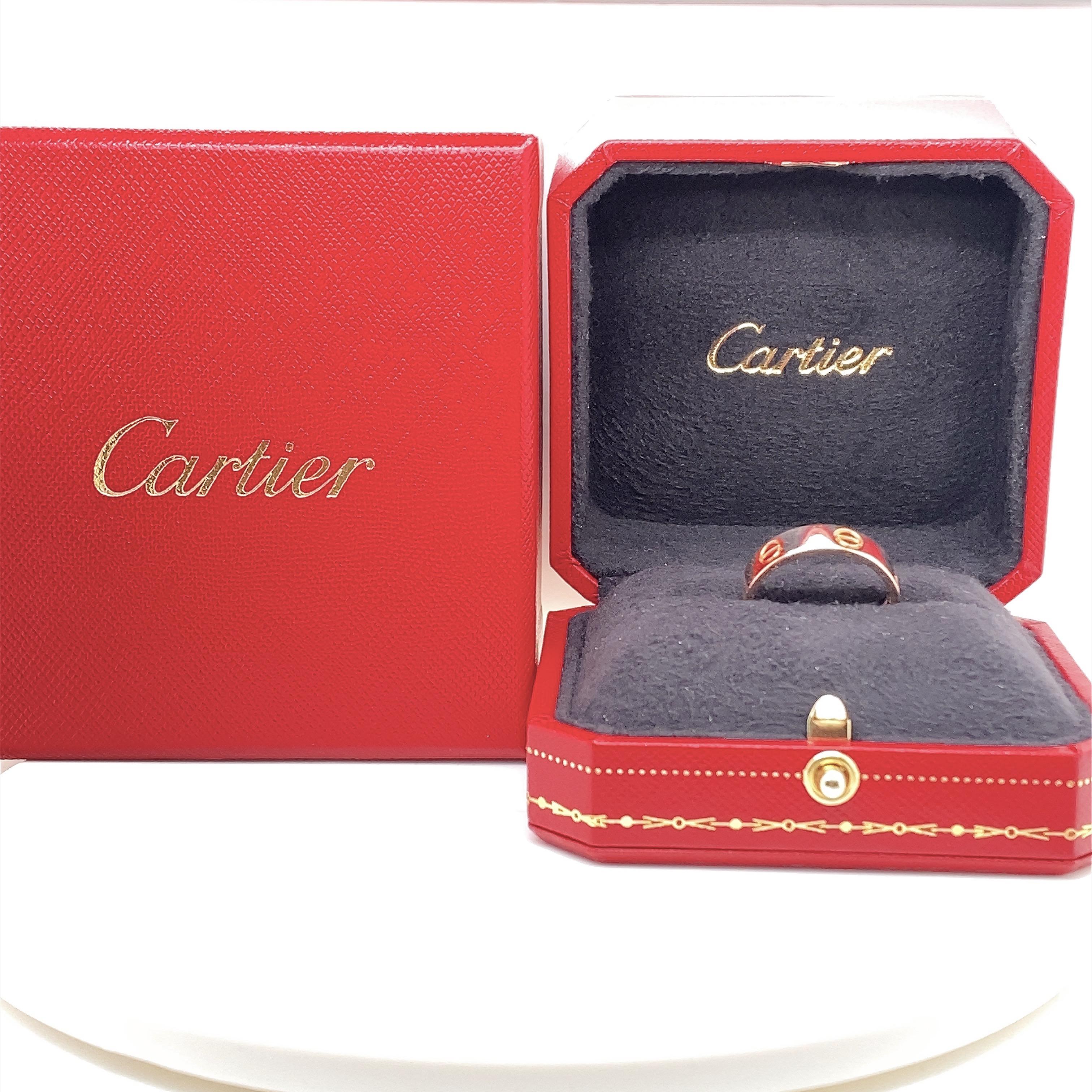 Bague à anneau LOVE de Cartier
Le style :  CRB4084800
Numéro de référence :  DSE***
Métal :   or rose 18kt
Taille :  Cartier 58 / US 8 1/2
Mesures :  5.5 MM
Hallmark :  ©Cartier 58 EHR*** Au 750 PGI
Comprend :  Boîte à bagues Cartier - Reçu