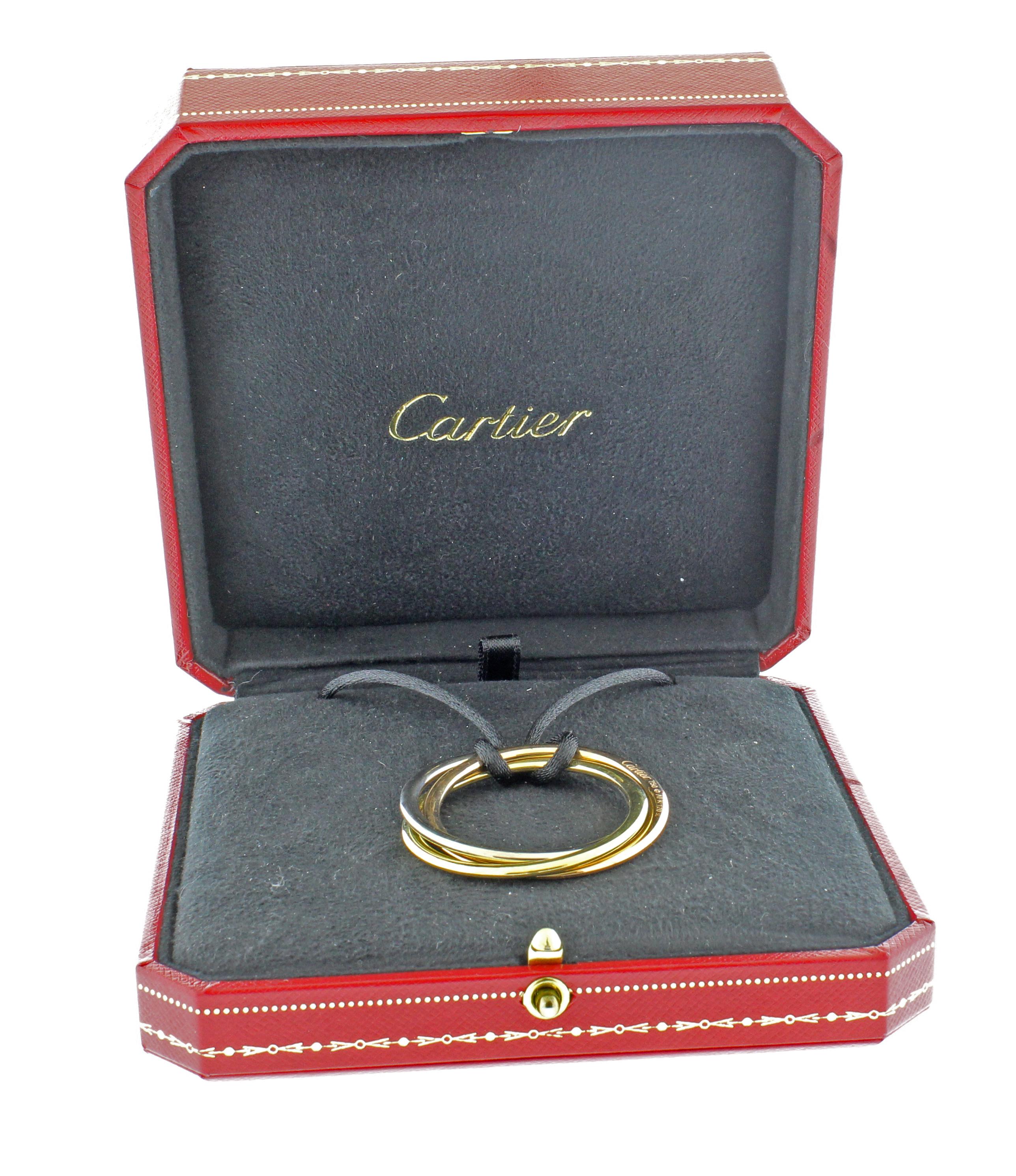 La collection Trinity a été présentée pour la première fois en 1924 et se distingue par ses trois bracelets entrelacés, chacun fabriqué dans une couleur d'or différente : l'or jaune représentant la fidélité, l'or rose l'amour et l'or blanc