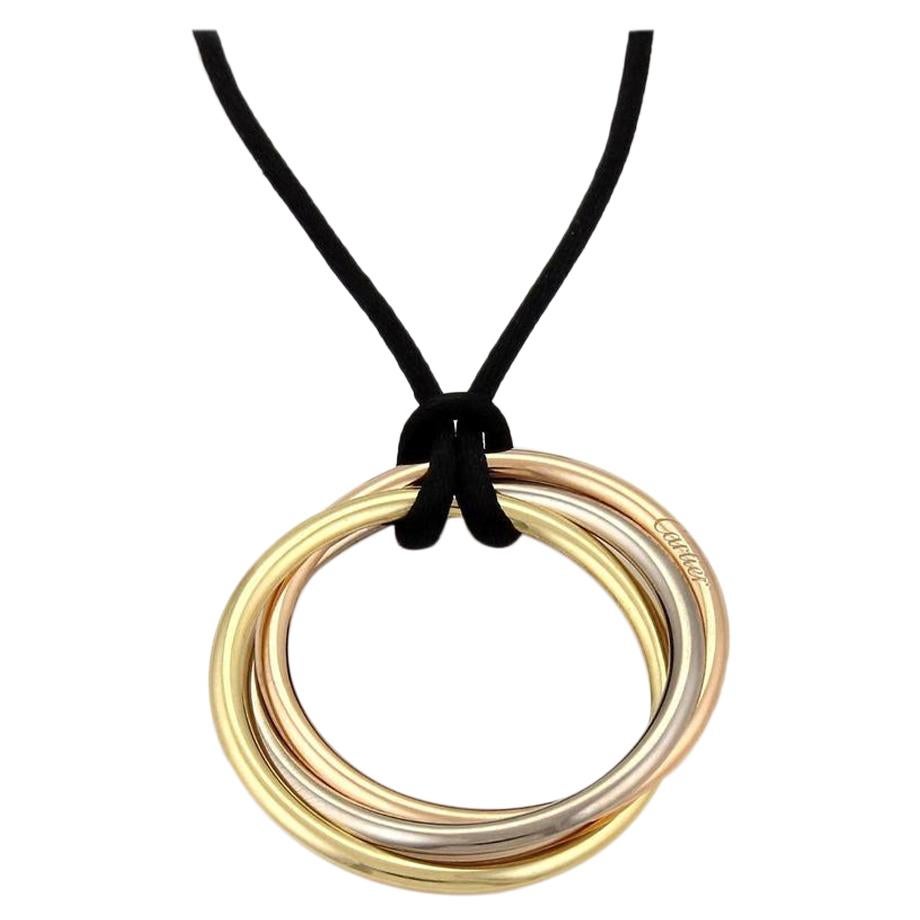 Cartier Oro Blanco, Amarillo y Rosa 18kt Collar Tres Anillos Sobre La Seda Negra en venta