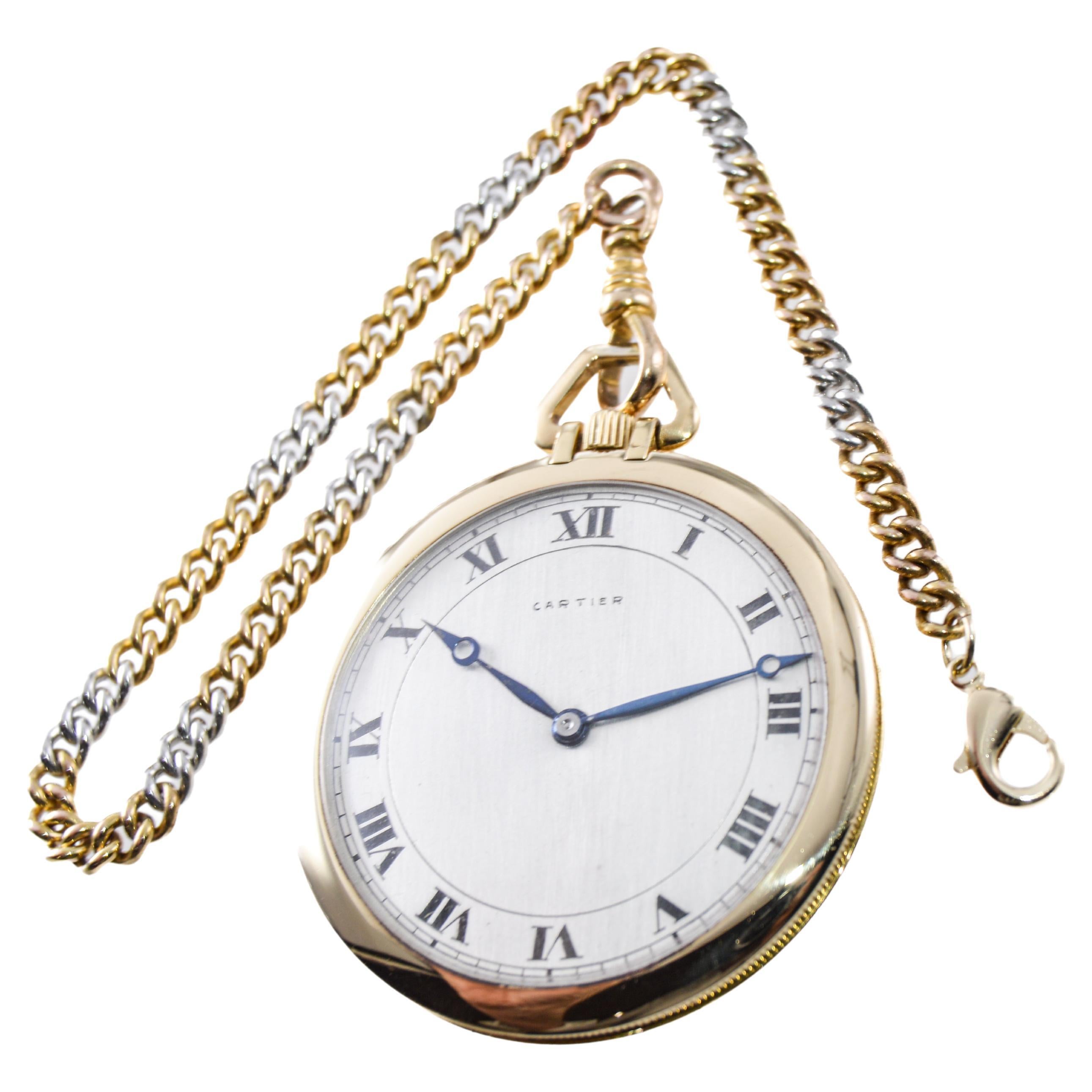FABRIK / HAUS: Cartier Juweliere 
STIL / REFERENZ: Art Deco Offene Fassade
METALL / MATERIAL: 18kt Gelbgold und Emaille
CIRCA / JAHR: 1920er Jahre
ABMESSUNGEN / GRÖSSE: Durchmesser 50mm
UHRWERK / KALIBER: Handaufzug / 19 Jewels 
ZIFFERBLATT /