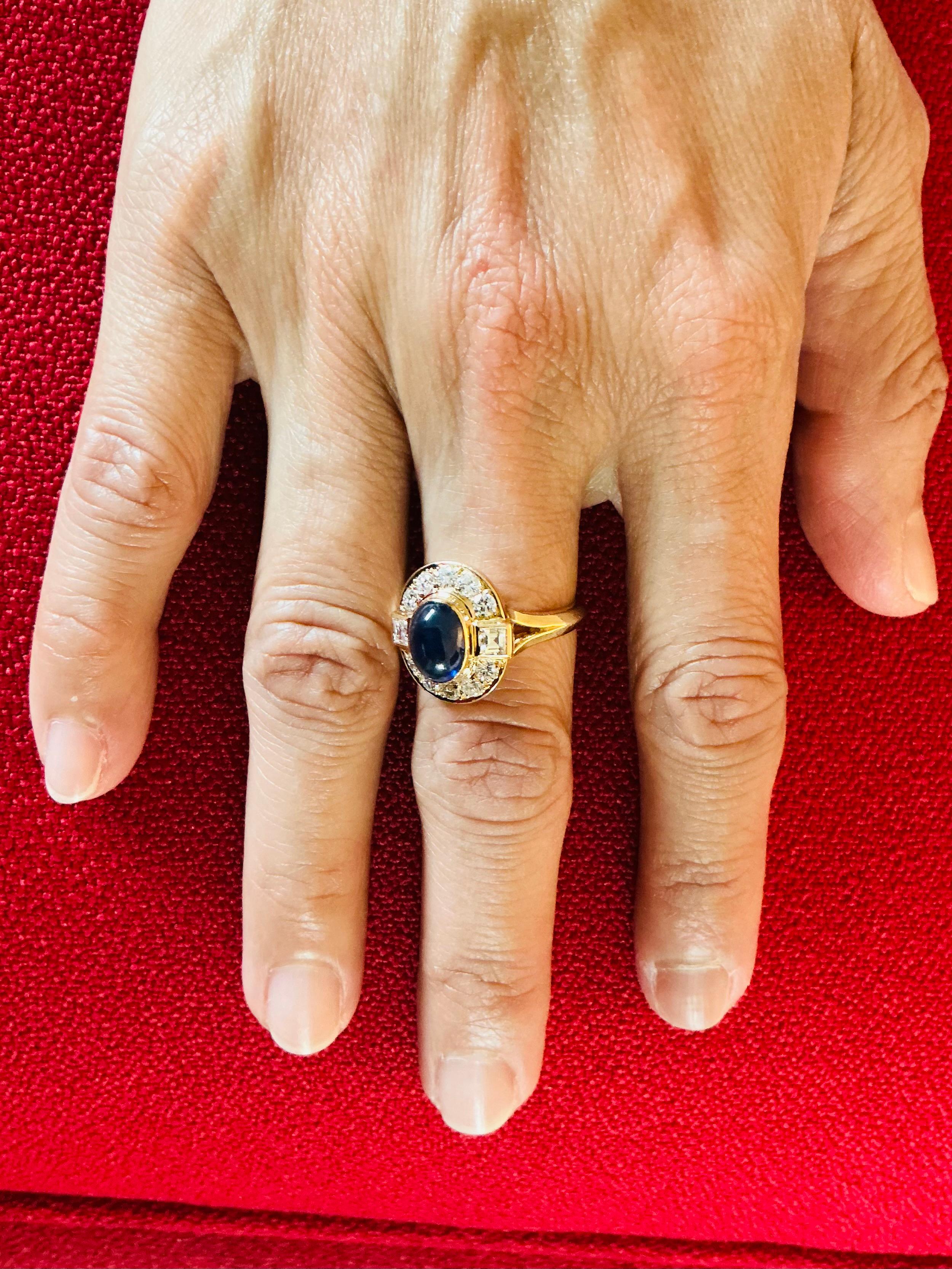 CARTIER PARIS AÑOS 80
Anillo de cóctel Anillo Cartier de oro amarillo de 18 quilates con zafiro cabujón y diamantes; aproximadamente 3,00 quilates Dimensiones del zafiro cabujón ovalado 
9 MM X 7 MM X 4 MM
El total de diamantes y zafiros es de 4,20