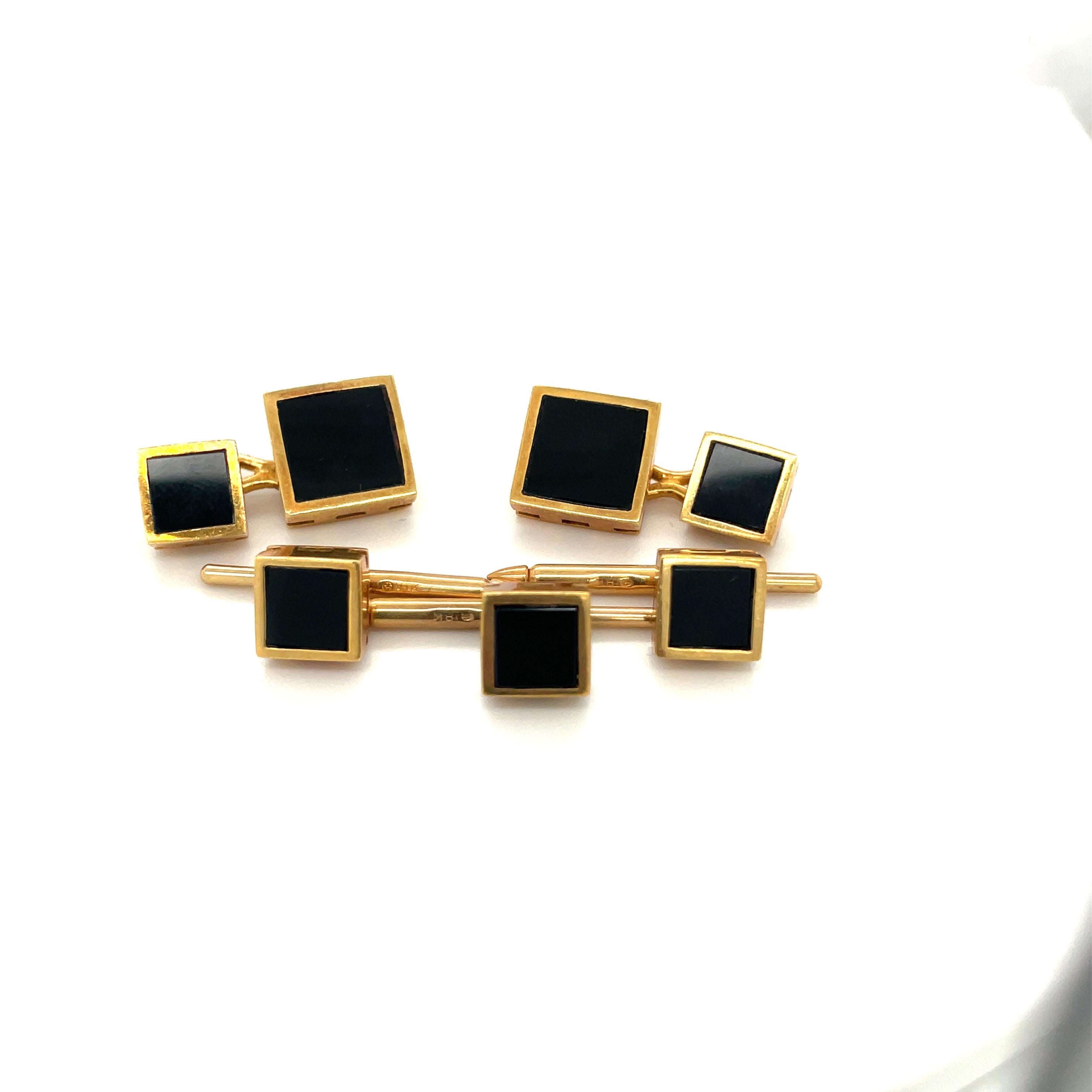 Classic 18 karat yellow gold square cuff links and studs set with black onyx. The link style cuff links measure 10.5 mm. The studs (3) measure 7.5mm.
Signed Cartier 18k with the jewelers hallmark