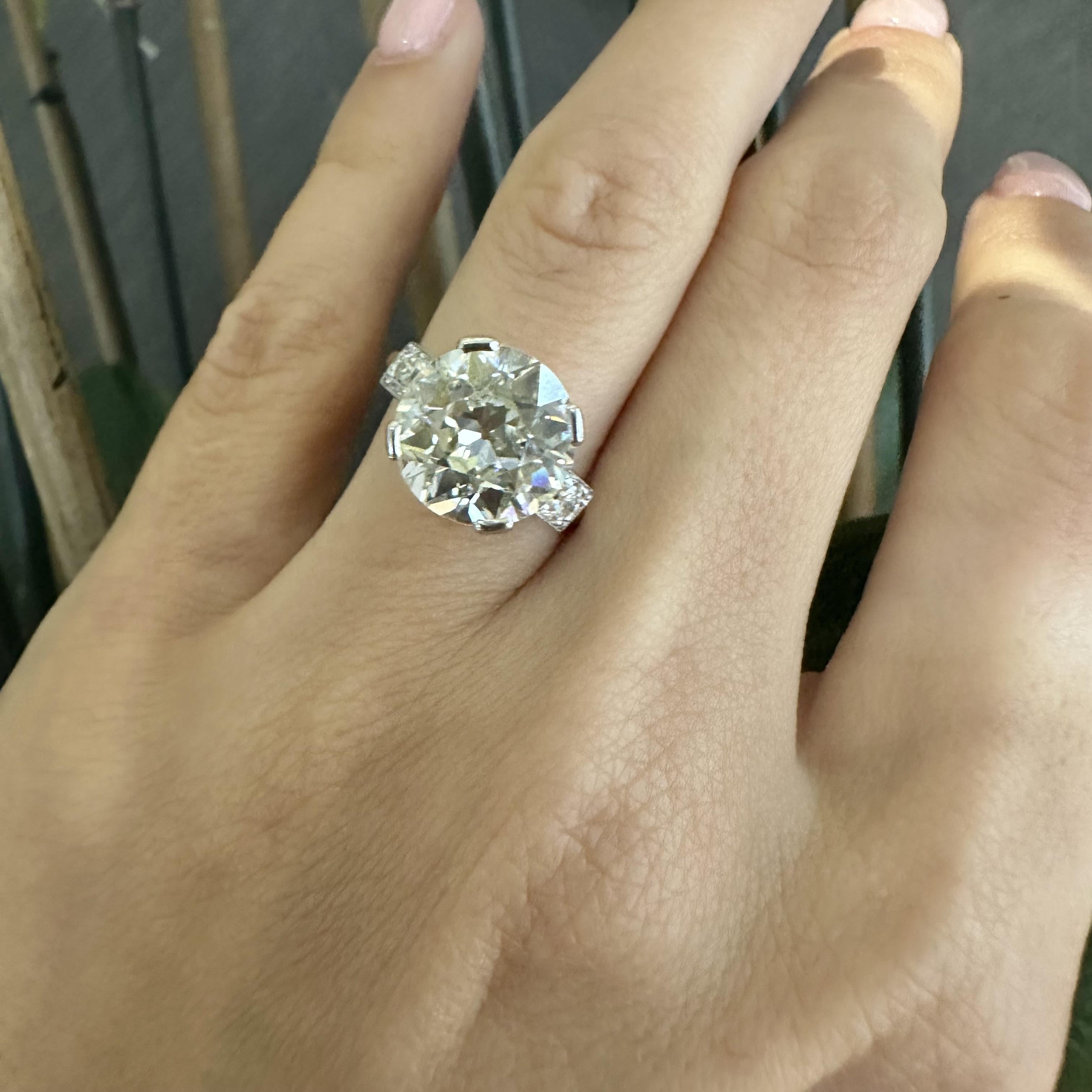 Brand: Cartier
Circa/Year:1920
Material: Platinum
Metal Purity: 950
Stone: Diamonds
Carat Weight: 5.15 ct
Diamond Color: K-L
Diamond Clarity:VS2
Side Stone Carat: 0.20 ct
Includes: Cartier Box, EGL Certificate
Size: 4.5