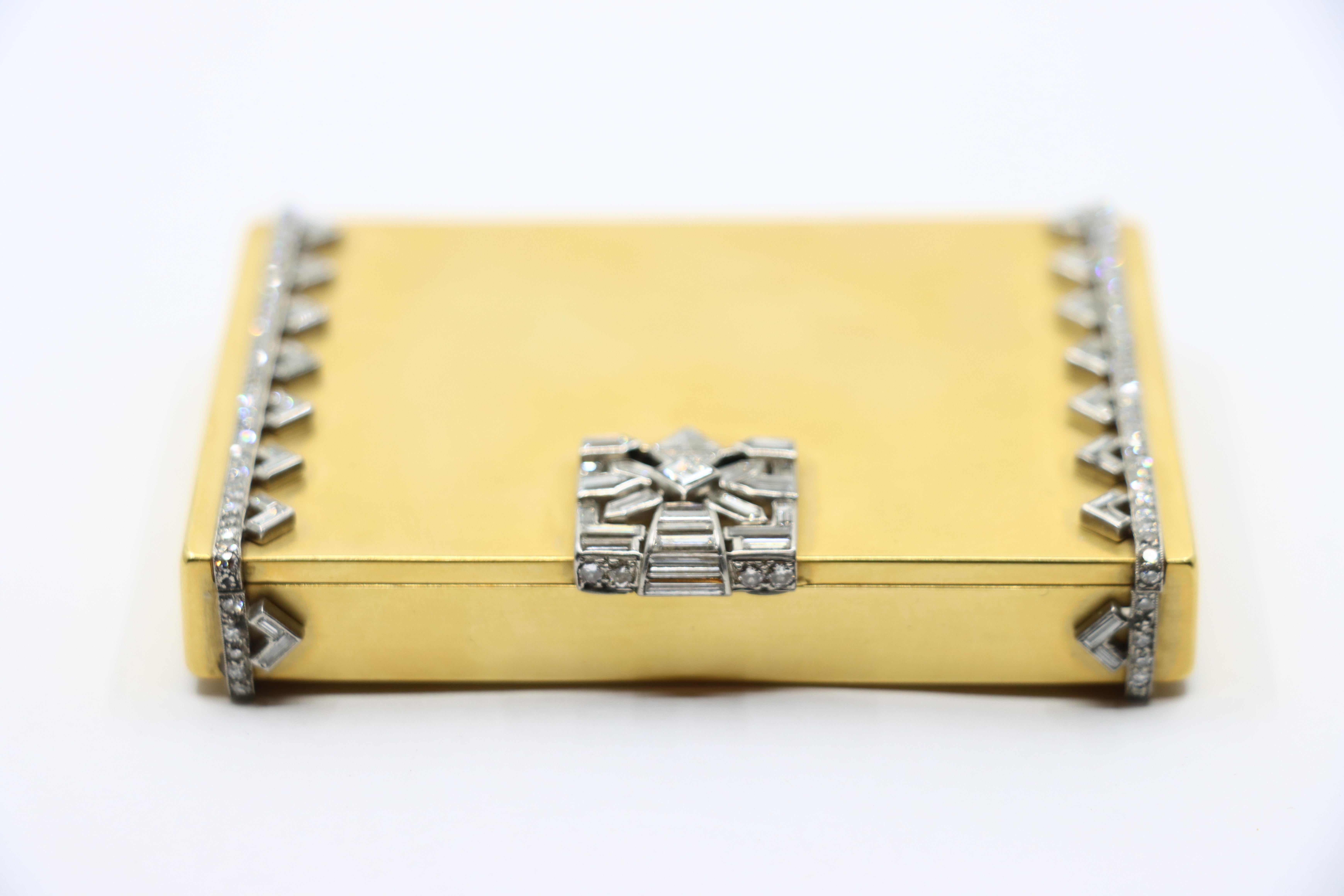 Boîte à maquillage en or 18 carats et diamants de Cartier des années 1930 en vente 1