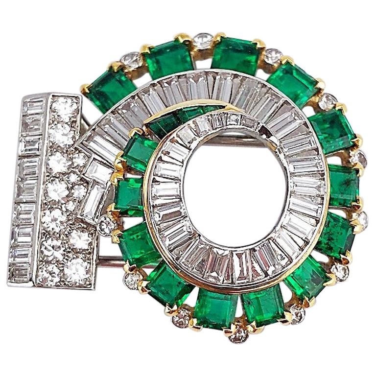 Alrededor de 1930. Broche espiral de platino y oro amarillo de 18 quilates engastado con aproximadamente 3,50 quilates de diamantes talla redonda y baguette, y aproximadamente 6,53 quilates de  esmeraldas cuadradas talla esmeralda.
Broche de doble