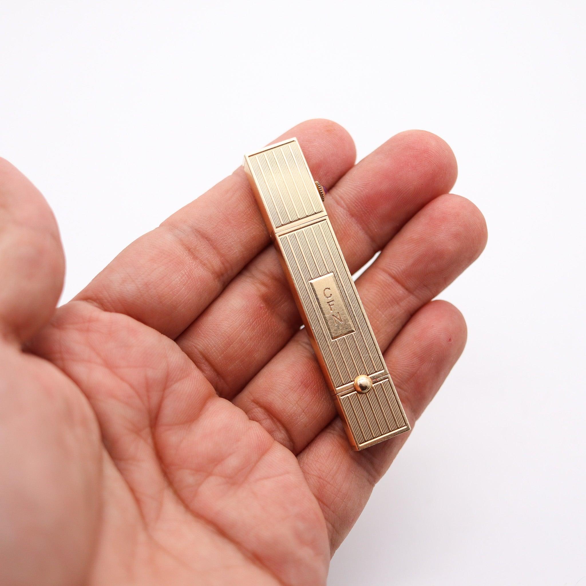 Multitool-Damen-Taschenuhr, entworfen von Cartier.

Dies ist eine sehr seltene Multi-Tools Tasche Stück für Damen, die von der Französisch Schmuckhaus Cartier, zurück in die 1935-1940. Das Stück wurde mit eleganten rechteckigen Art-Deco-Mustern aus