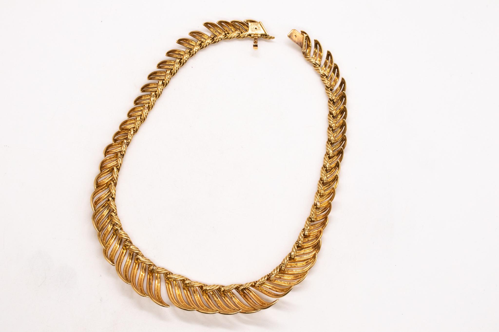 Cartier 1950 Paris von Andre Vassort Seltene Piume-Halskette aus 18 Karat strukturiertem Gold 1
