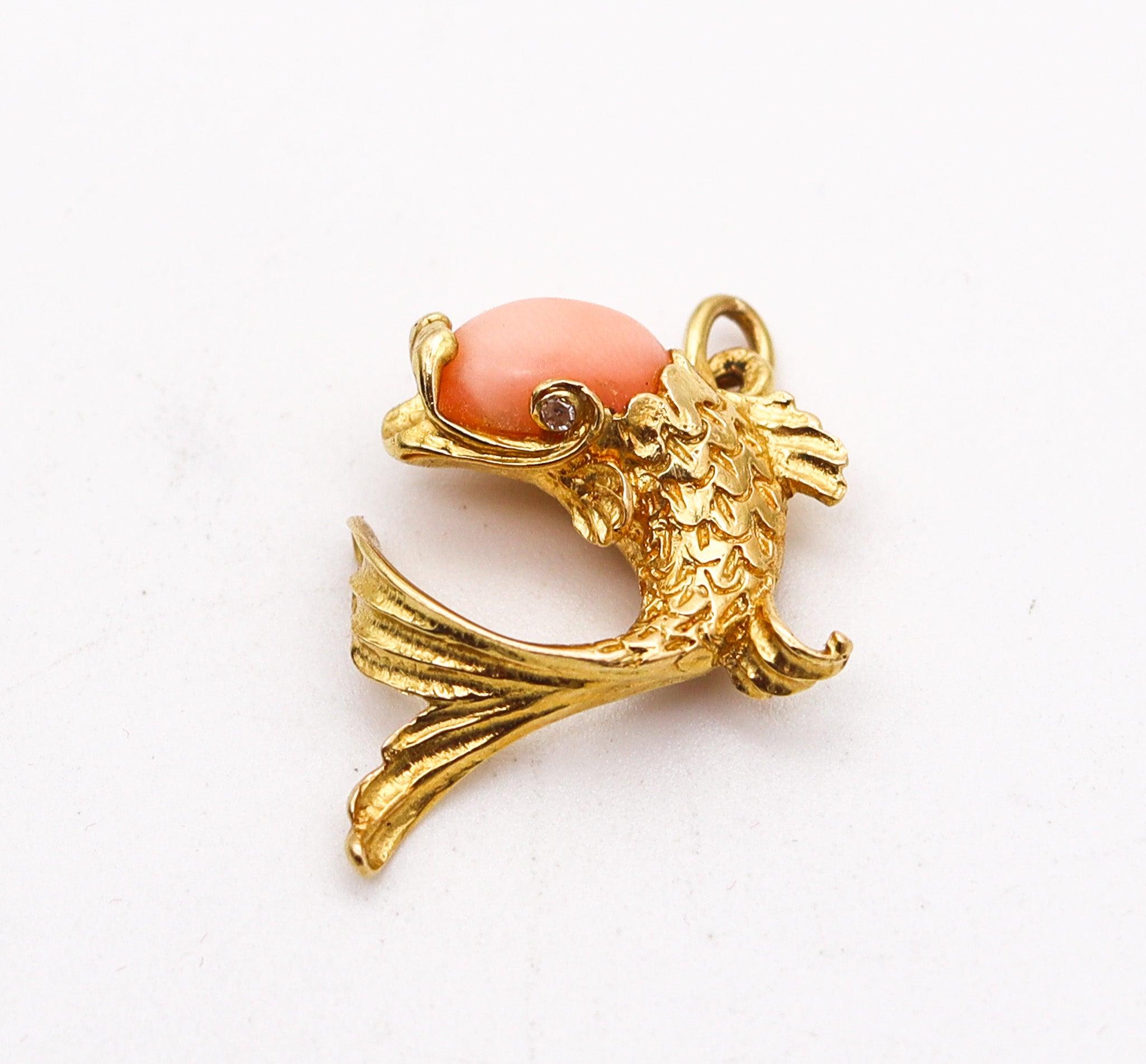 Cabochon CARTIER 1955 Zodiacal Piscis Textured Fish Pendant 18Kt Yellow Gold With Coral