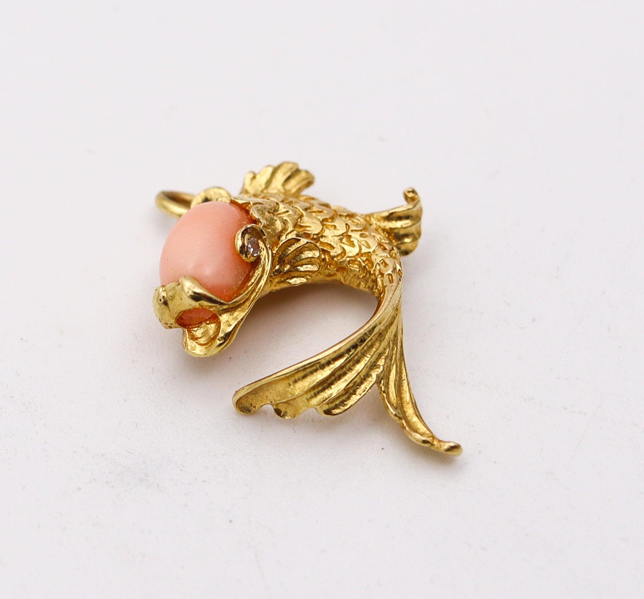 CARTIER 1955 Zodiacal Piscis Textured Fish Pendant 18Kt Yellow Gold With Coral In Excellent Condition In Miami, FL