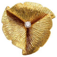 Cartier 1960 Organische Brosche aus strukturiertem 18 Karat Gelbgold mit einem Diamanten