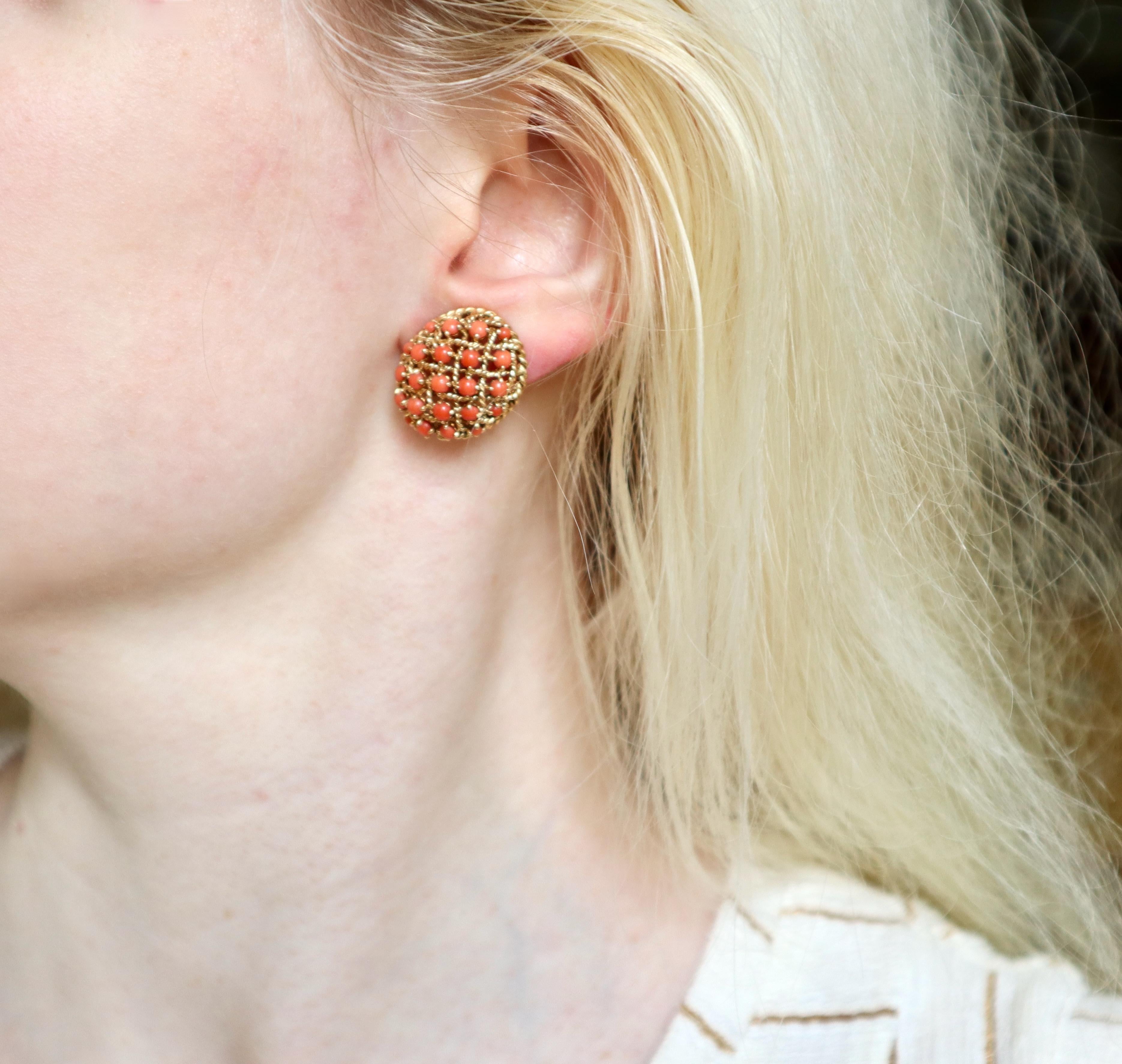 CARTIER oval Clip Earrings 18 Carat yellow Gold and Coral.
Fishnet formed of twisted gold wires crimping Cabochon Corals in their Mesh.
Numbered and Signed Cartier Paris
Eagle head hallmark. French work from the 1960's
Weight: 16,7g
Dimensions: