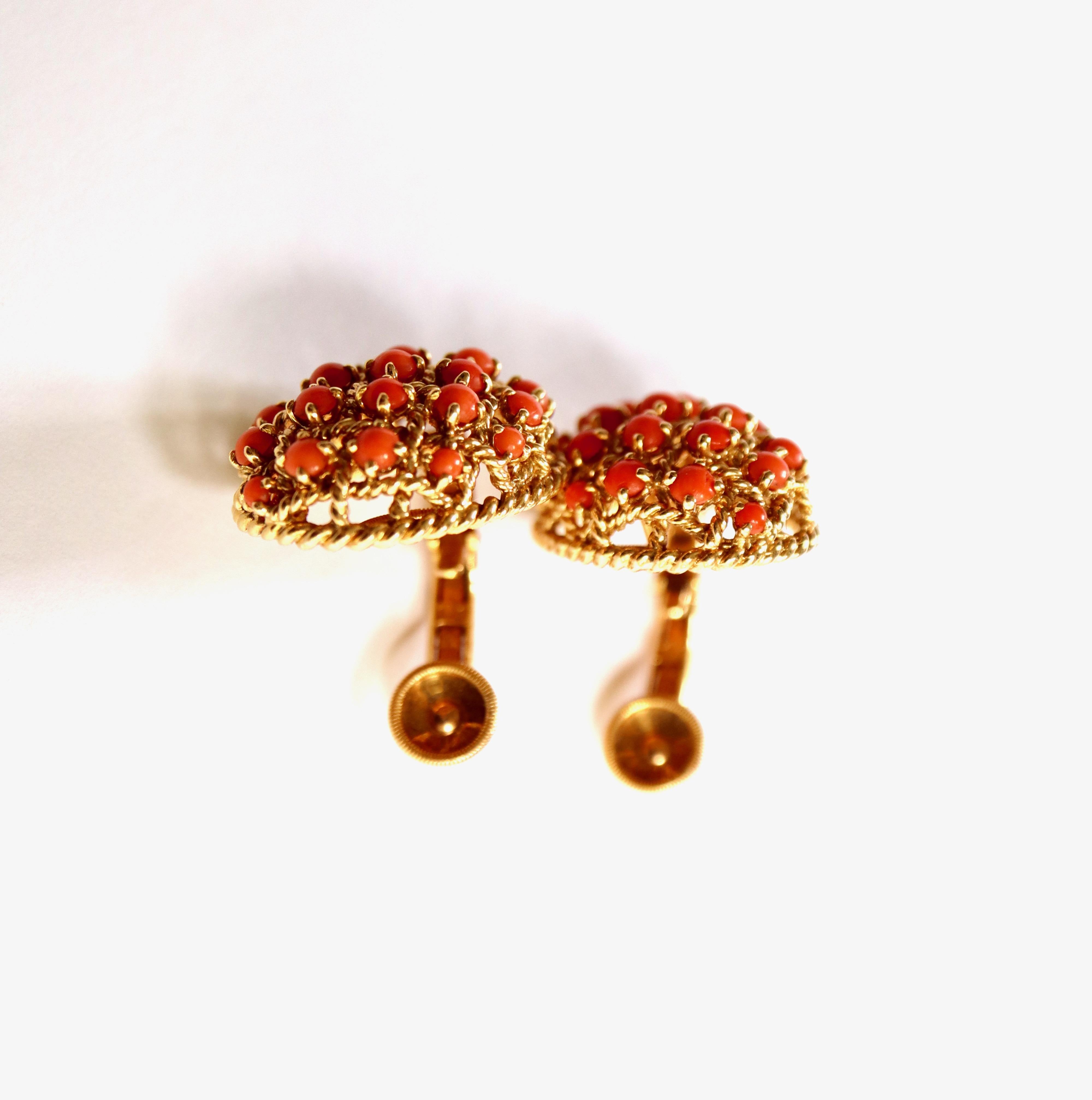 Round Cut Cartier 1960 Oval Clip Earrings 18 Carat Yellow Gold and Coral For Sale