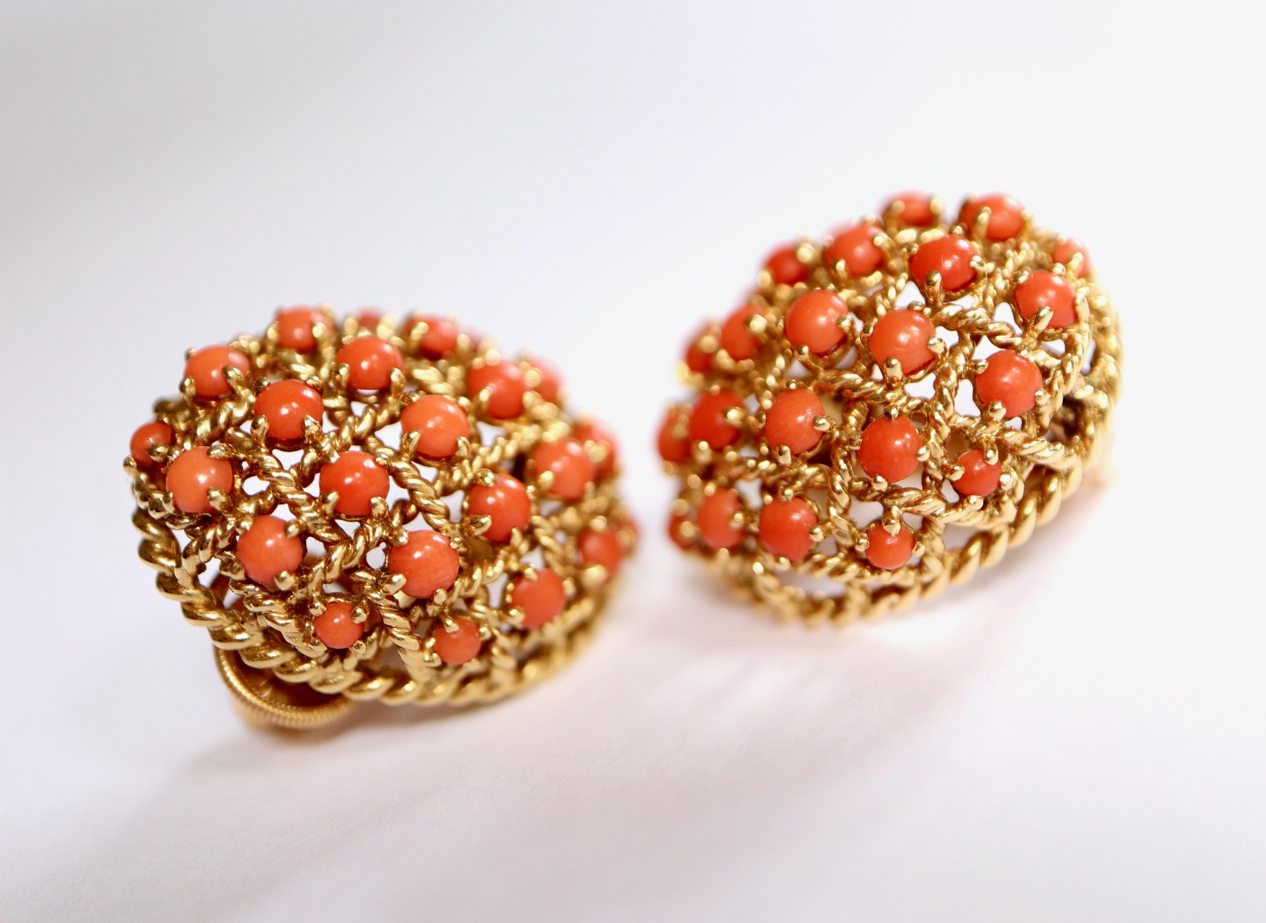 Cartier 1960 Oval Clip Earrings 18 Carat Yellow Gold and Coral In Good Condition For Sale In Paris, FR