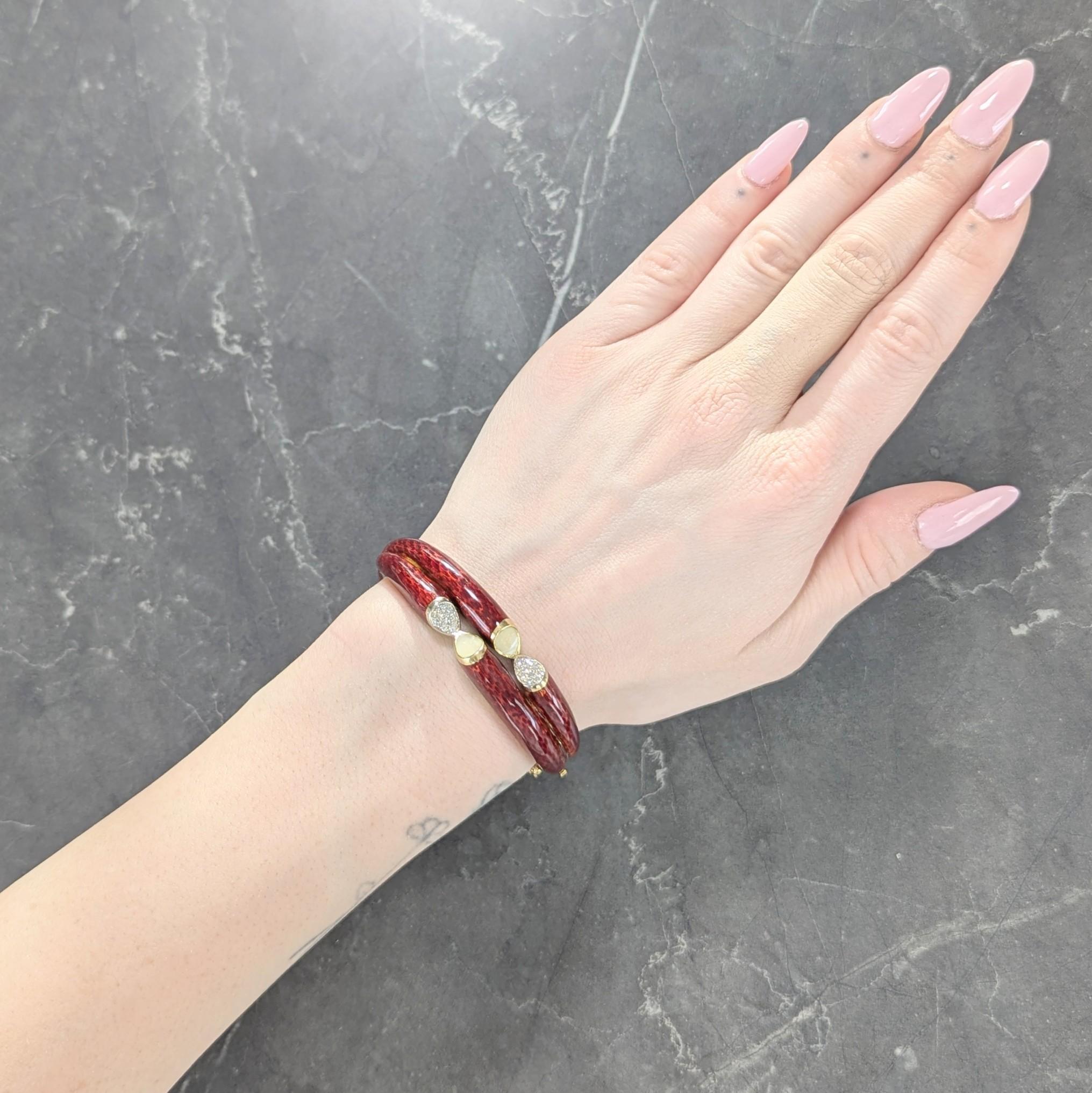 Conçu comme deux bandes torsadées avec des terminaux angulaires en forme de poire.
Les bracelets sont gravés avec une texture linéaire et brillent avec de l'émail.
Couleur brun rougeâtre transparente - perte minime
Bornes alternées avec l'émail