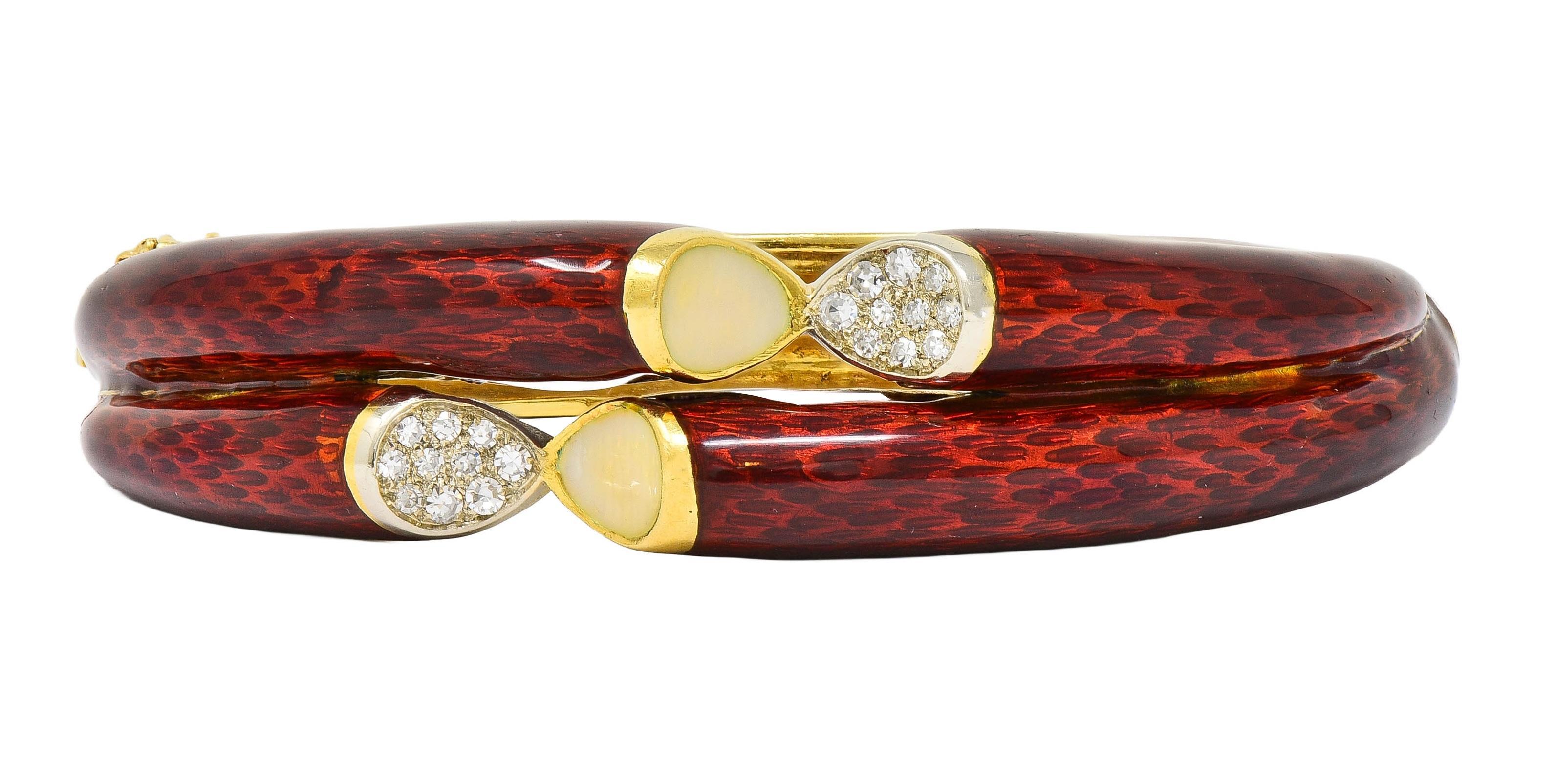 Taille simple Cartier, bracelet jonc vintage en or 18 carats, émail rouge et diamants, années 1960 en vente