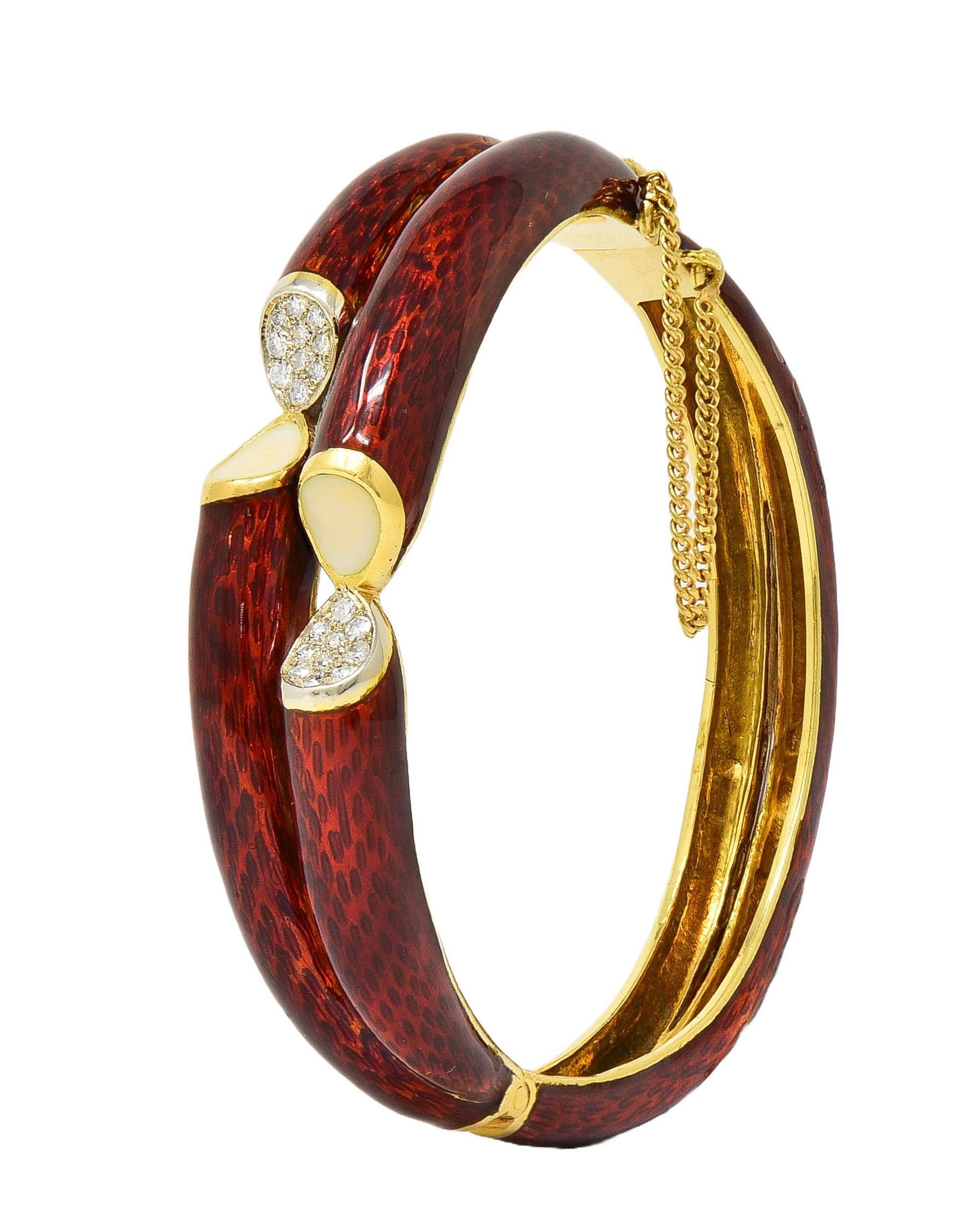 Cartier, bracelet jonc vintage en or 18 carats, émail rouge et diamants, années 1960 Excellent état - En vente à Philadelphia, PA