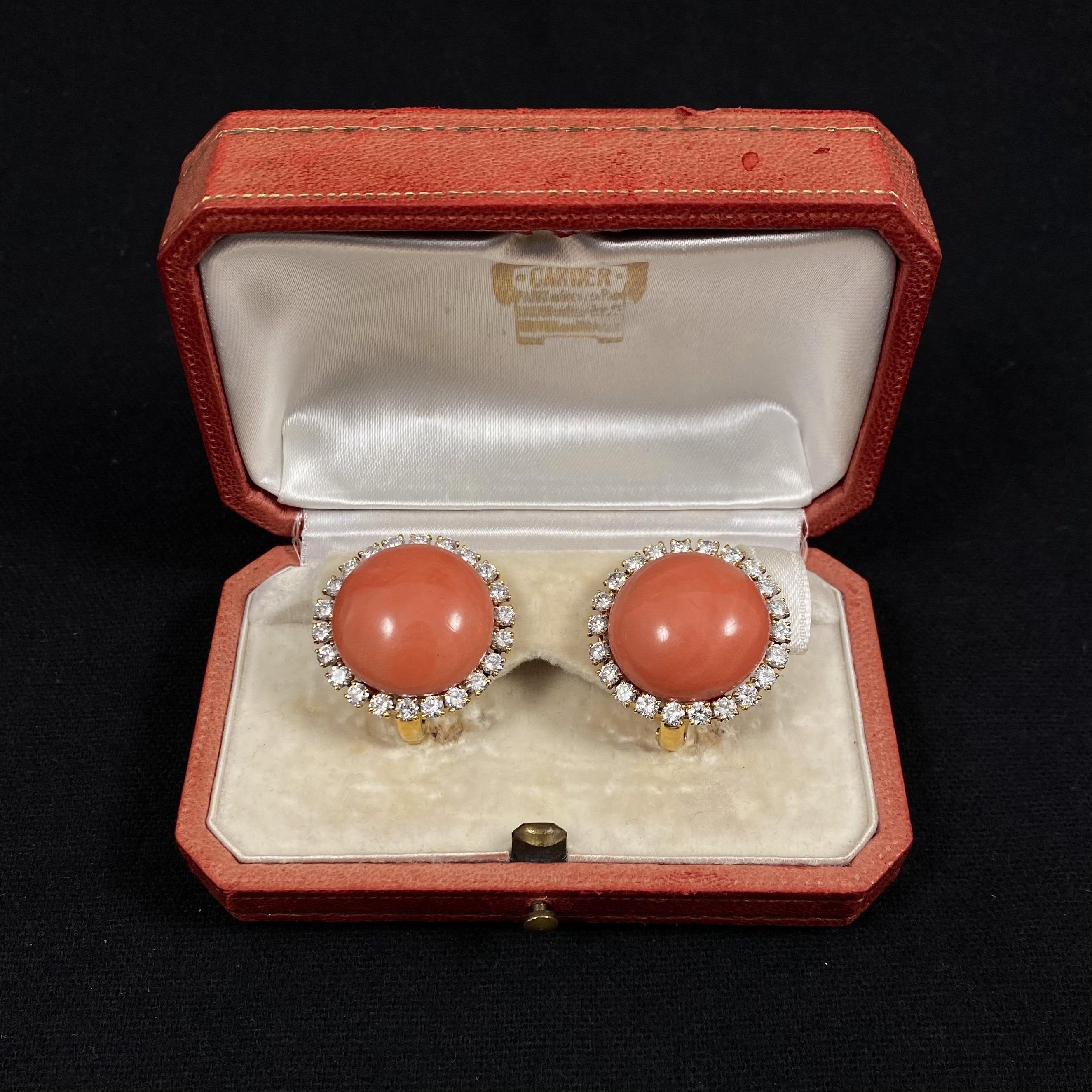 Moderne Cartier Clips d'oreilles circulaires en or jaune avec diamants et corail précieux, années 1960 en vente