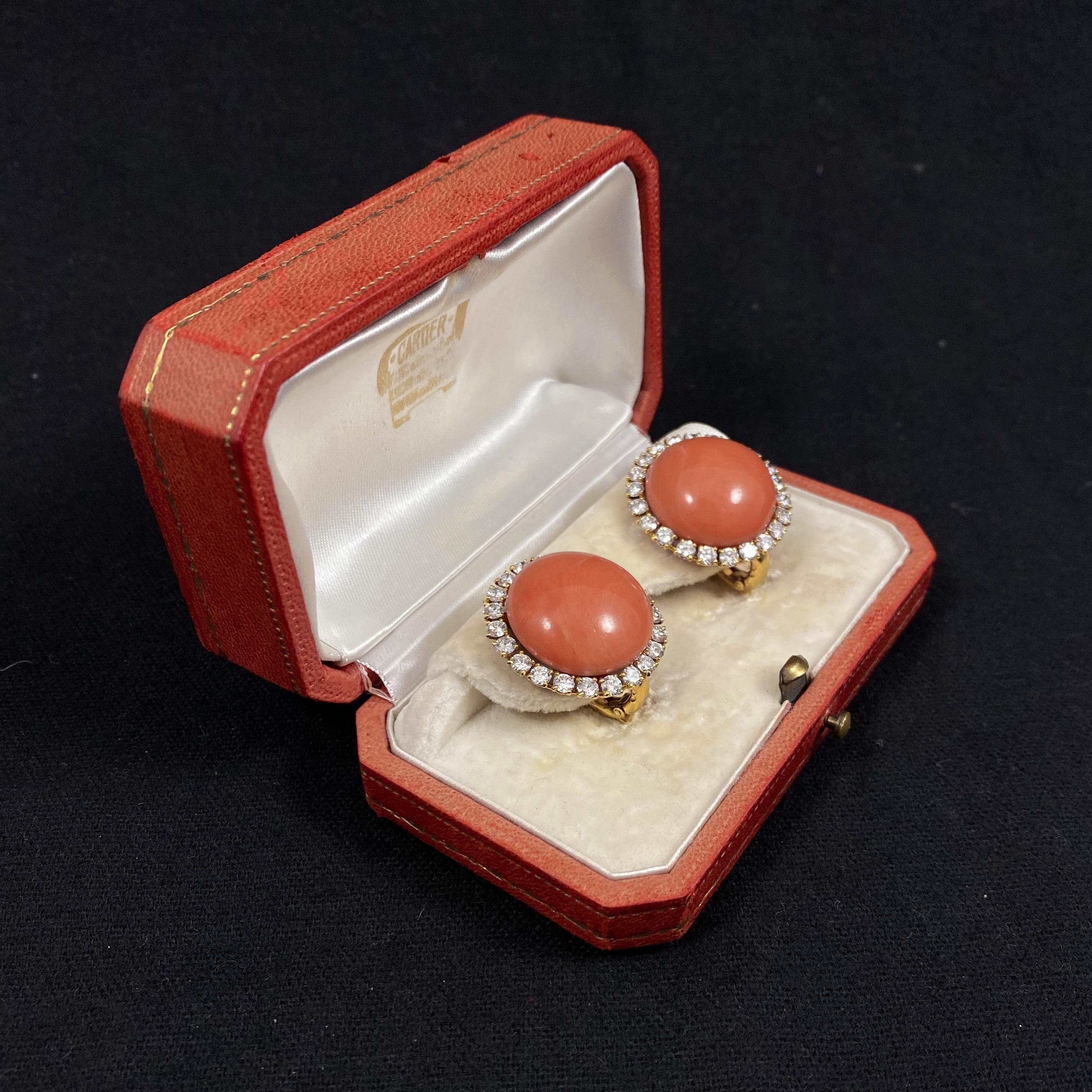 Taille ronde Cartier Clips d'oreilles circulaires en or jaune avec diamants et corail précieux, années 1960 en vente