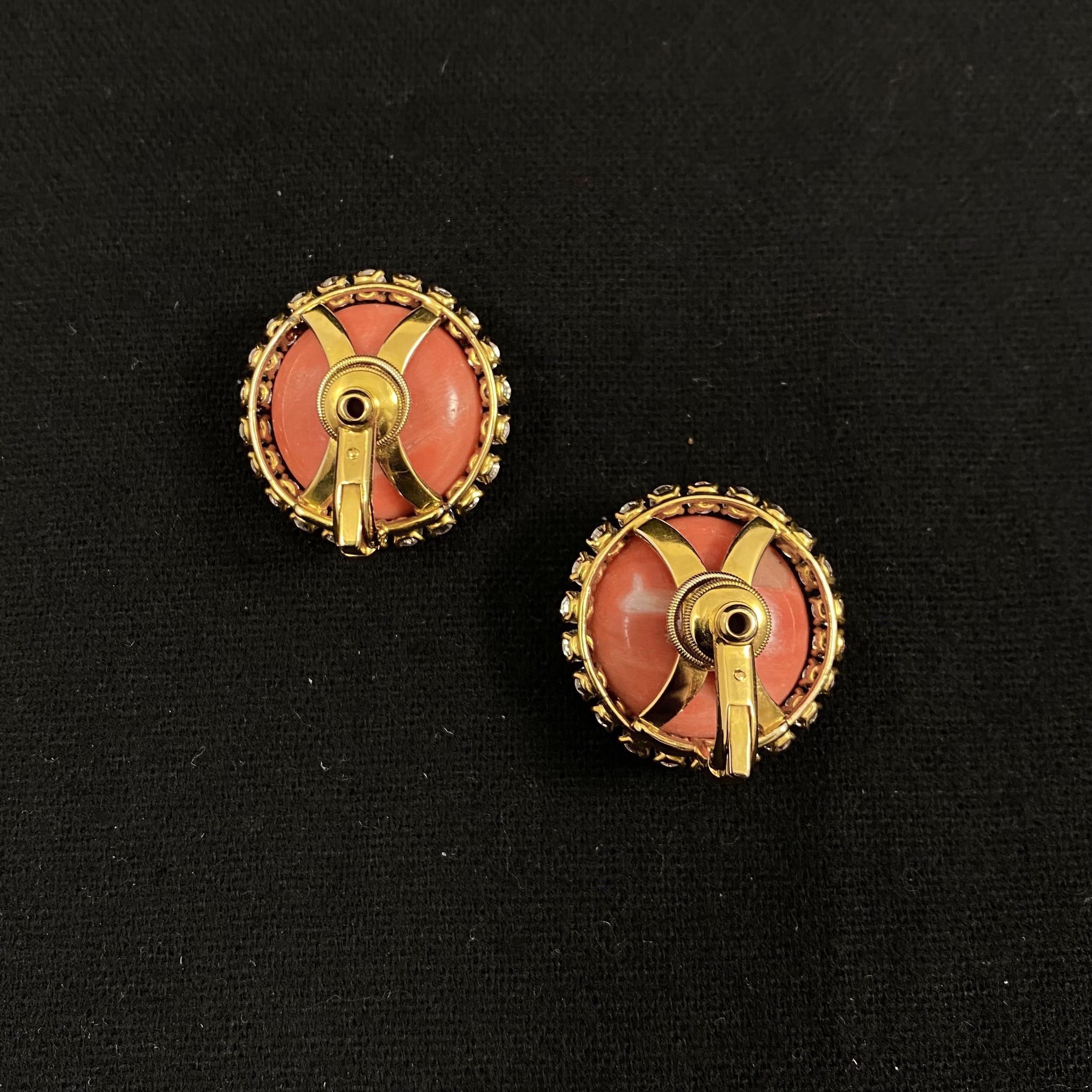 Cartier Clips d'oreilles circulaires en or jaune avec diamants et corail précieux, années 1960 Pour femmes en vente